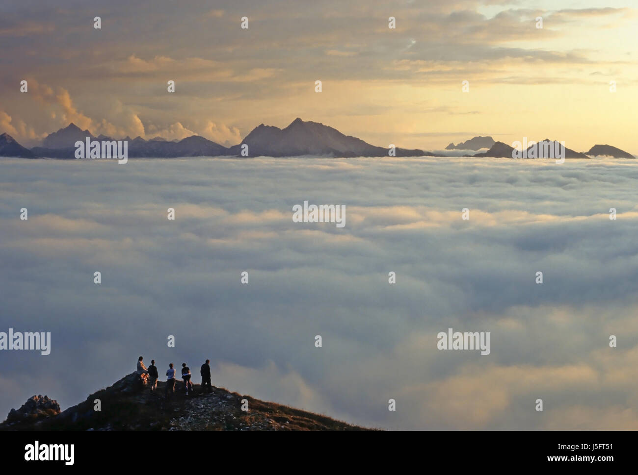 Gli escursionisti di montagna al di sopra della nebbia d'autunno Foto Stock