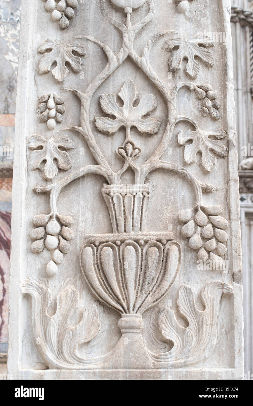 Antico vitigno della pietra che intaglia sulla colonna di famosi la Basilica di San Marco a Venezia, Italia Foto Stock