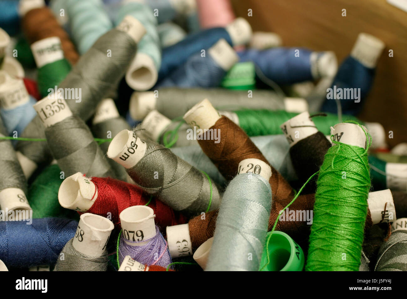 Colorato colorato splendida molteplici riccamente colorata rotolo di filo thread Foto Stock