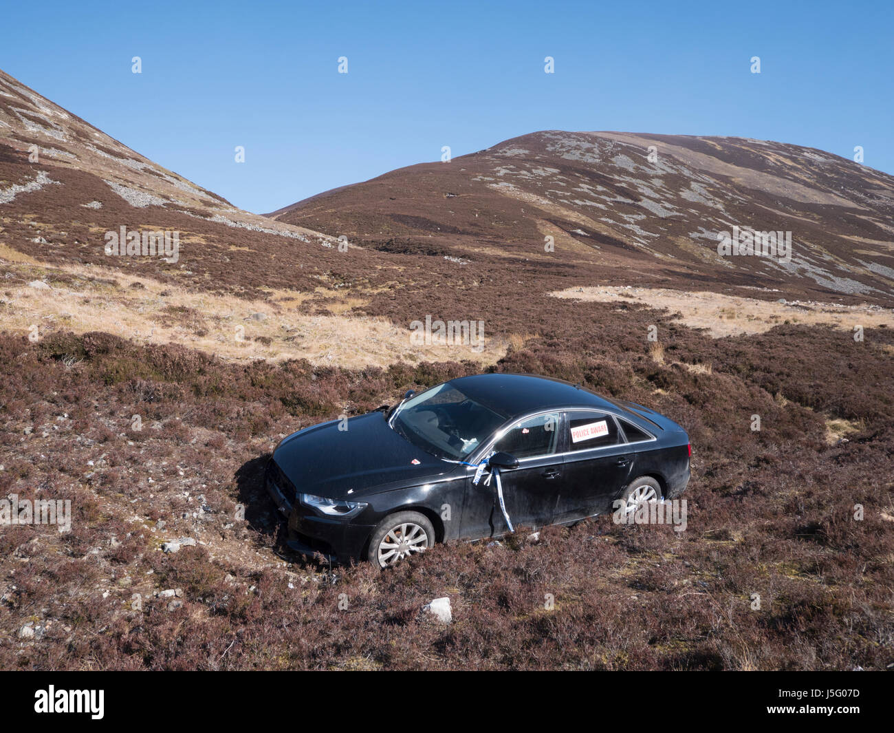 Incidente di auto - il veicolo esce di strada e viene abbandonata, Highlands, Scotland, Regno Unito. Foto Stock