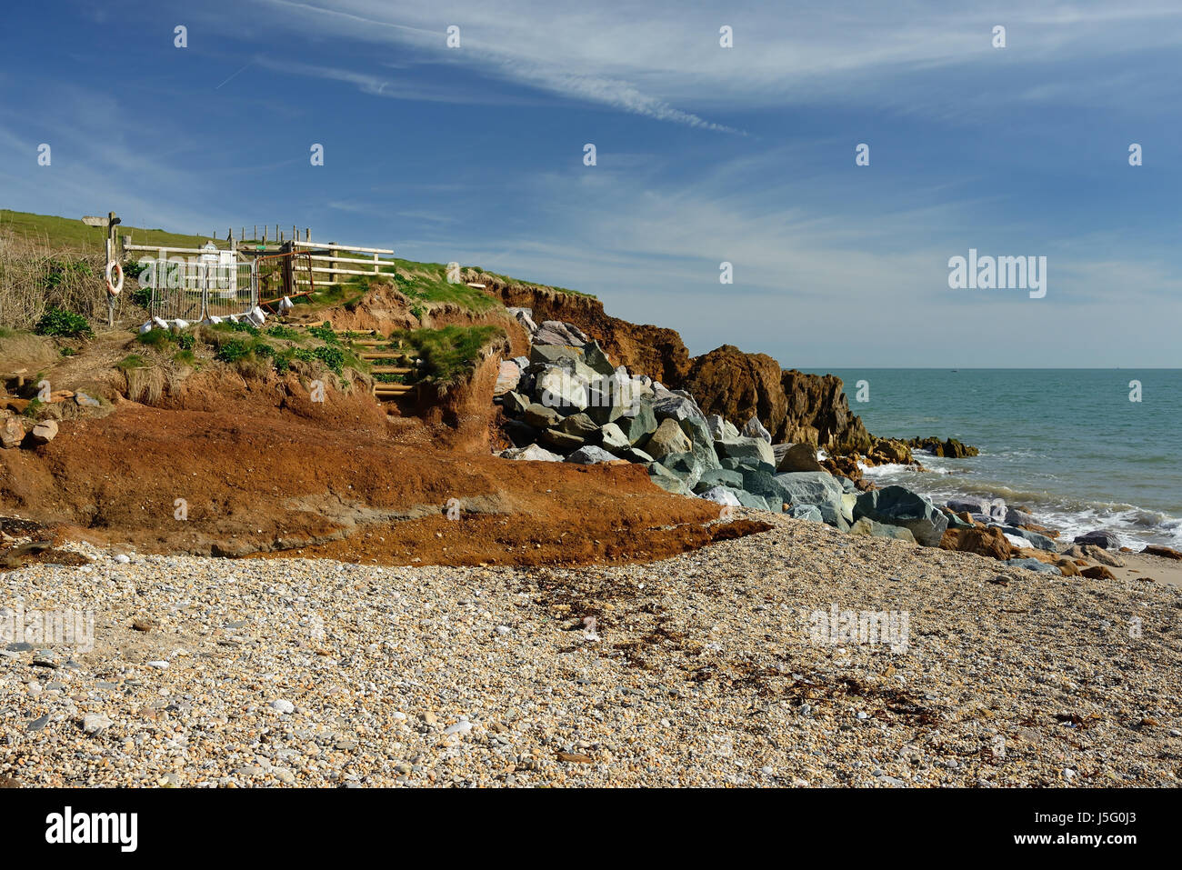 Erosione costiera rinforzati da armature di roccia. Foto Stock