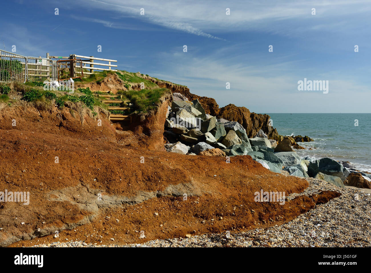 Erosione costiera rinforzati da armature di roccia. Foto Stock