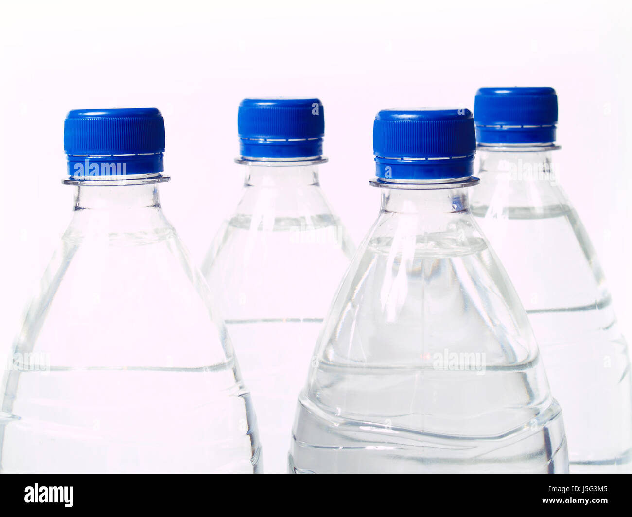 Blue materiale sintetico plastico contenitore coperchio di bottiglie di acqua in bottiglia acqua Foto Stock