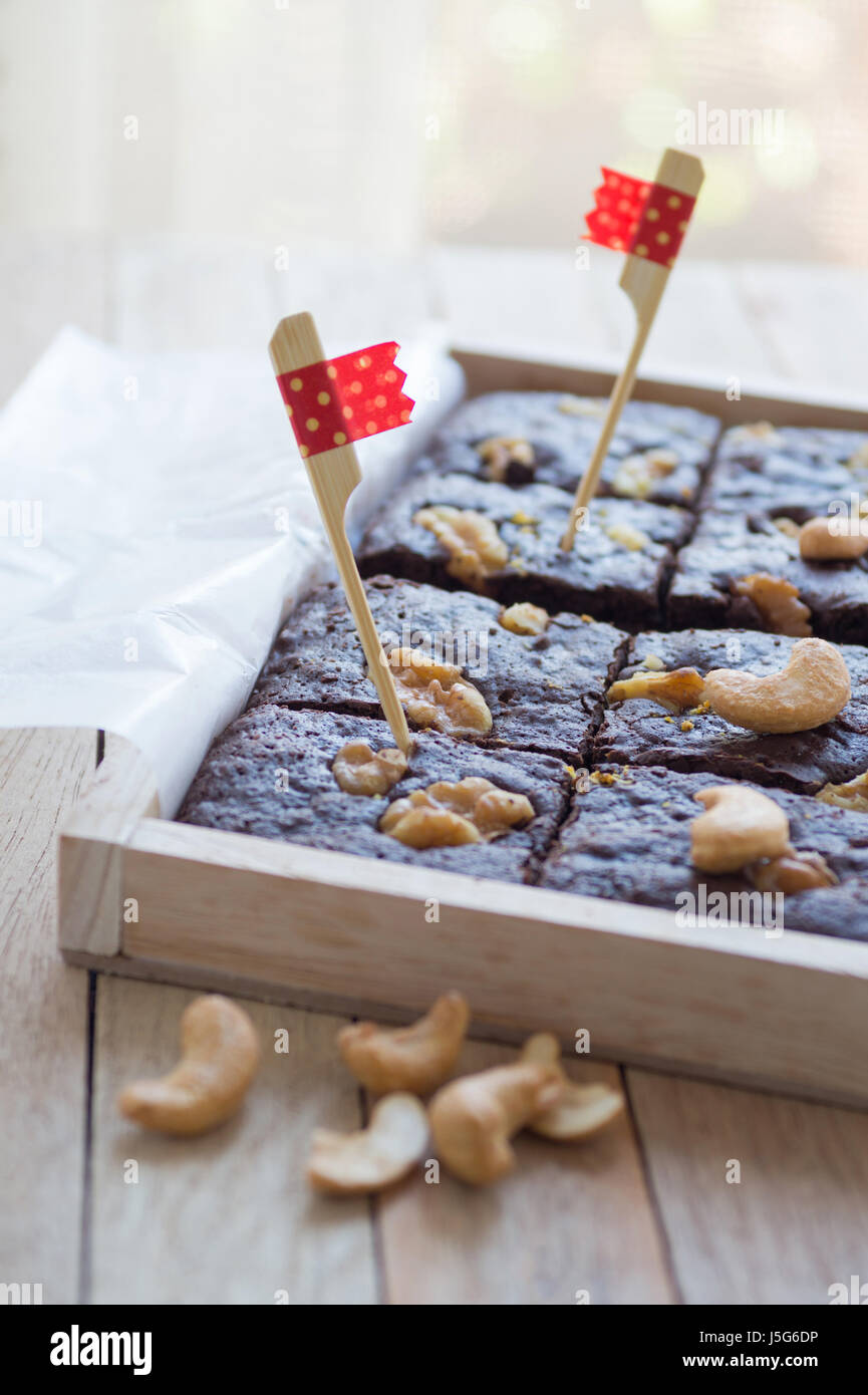 Decorate brownie al cioccolato con noci in cassa di legno Foto Stock