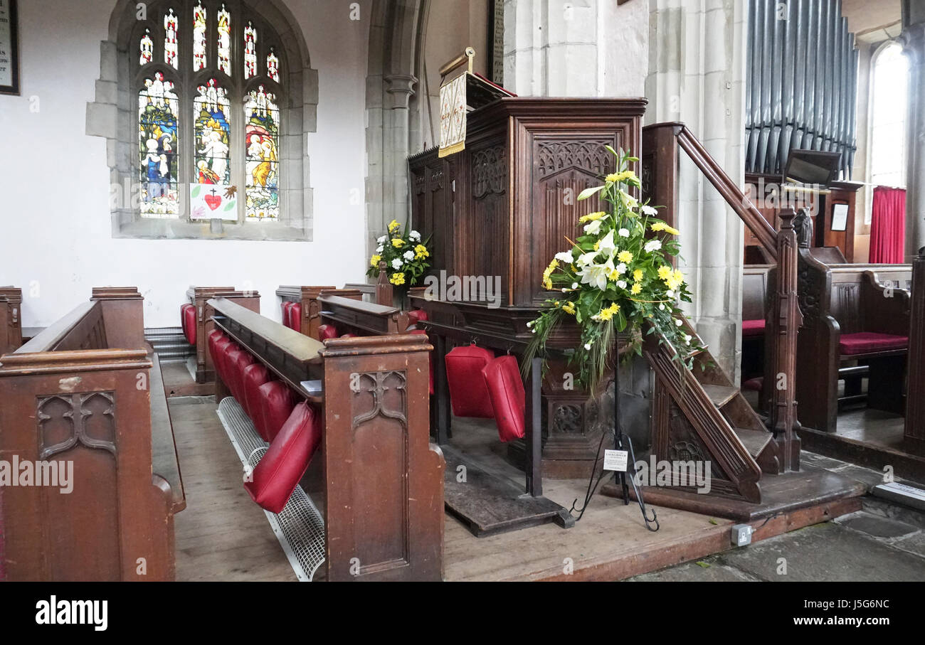 Interno della chiesa di San Pietro, Coughton, mostrando il pulpito e banchi Foto Stock
