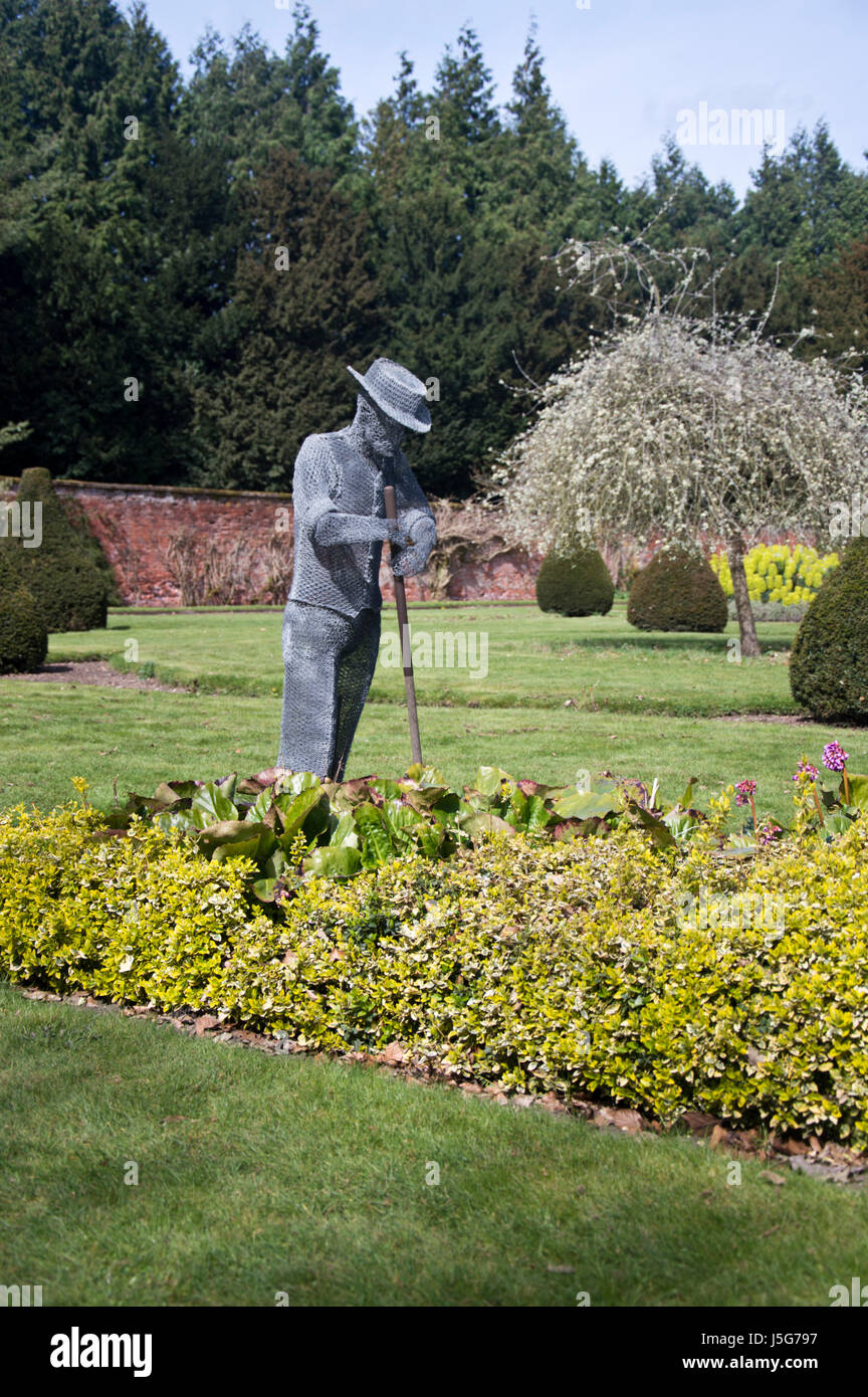 Un filo di una scultura in il giardino di rose a Newstead Abbey nel Nottinghamshire, England Regno Unito Foto Stock