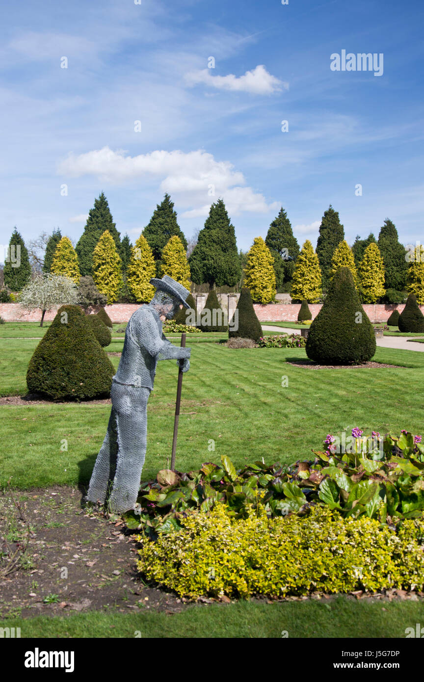 Un filo di una scultura in il giardino di rose a Newstead Abbey nel Nottinghamshire, England Regno Unito Foto Stock