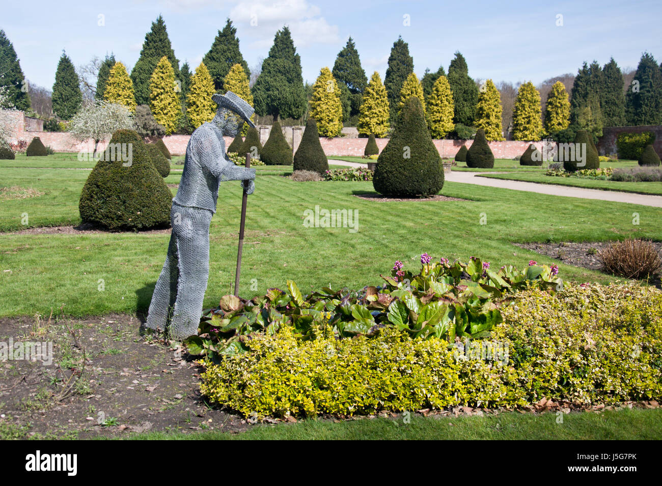 Un filo di una scultura in il giardino di rose a Newstead Abbey nel Nottinghamshire, England Regno Unito Foto Stock