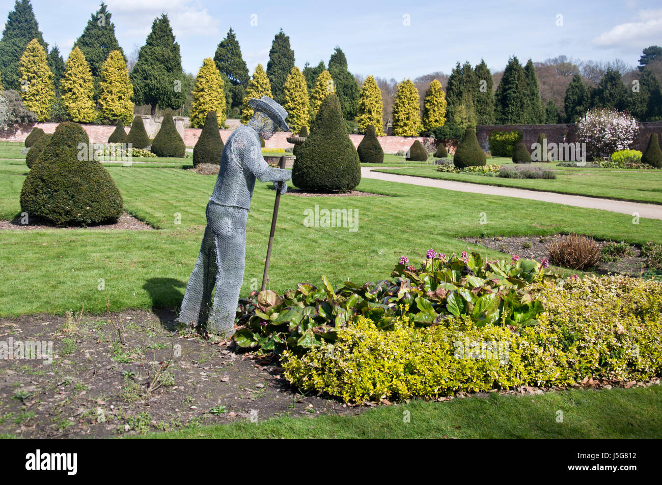 Un filo di una scultura in il giardino di rose a Newstead Abbey nel Nottinghamshire, England Regno Unito Foto Stock