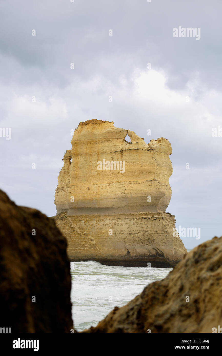 Il " dodici apostoli' ammassamenti calcarei, in Victoria, Australia, come si vede dalla spiaggia al di sotto della Gibson passi Foto Stock