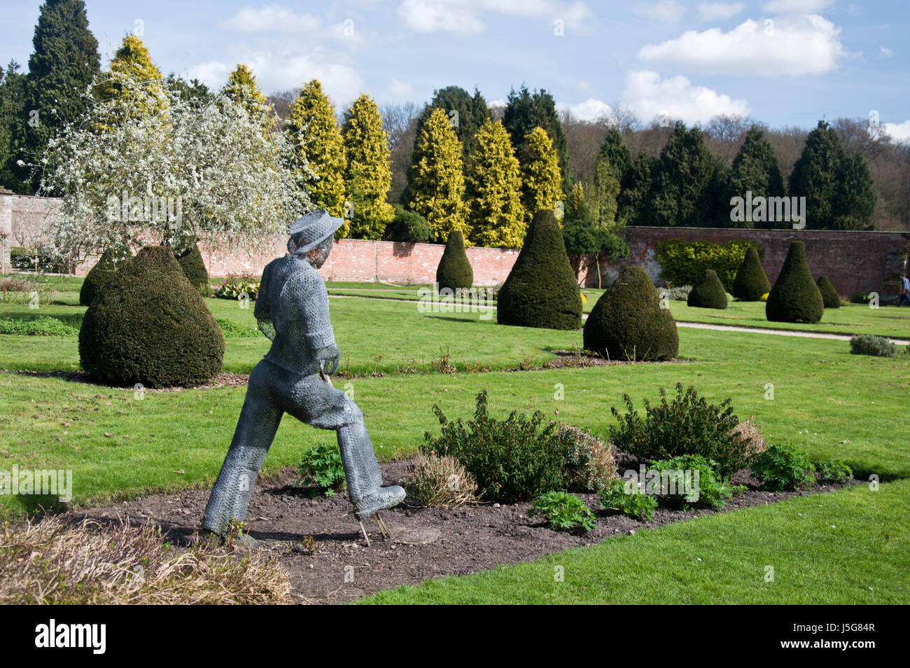 Un filo di una scultura in il giardino di rose a Newstead Abbey nel Nottinghamshire, England Regno Unito Foto Stock