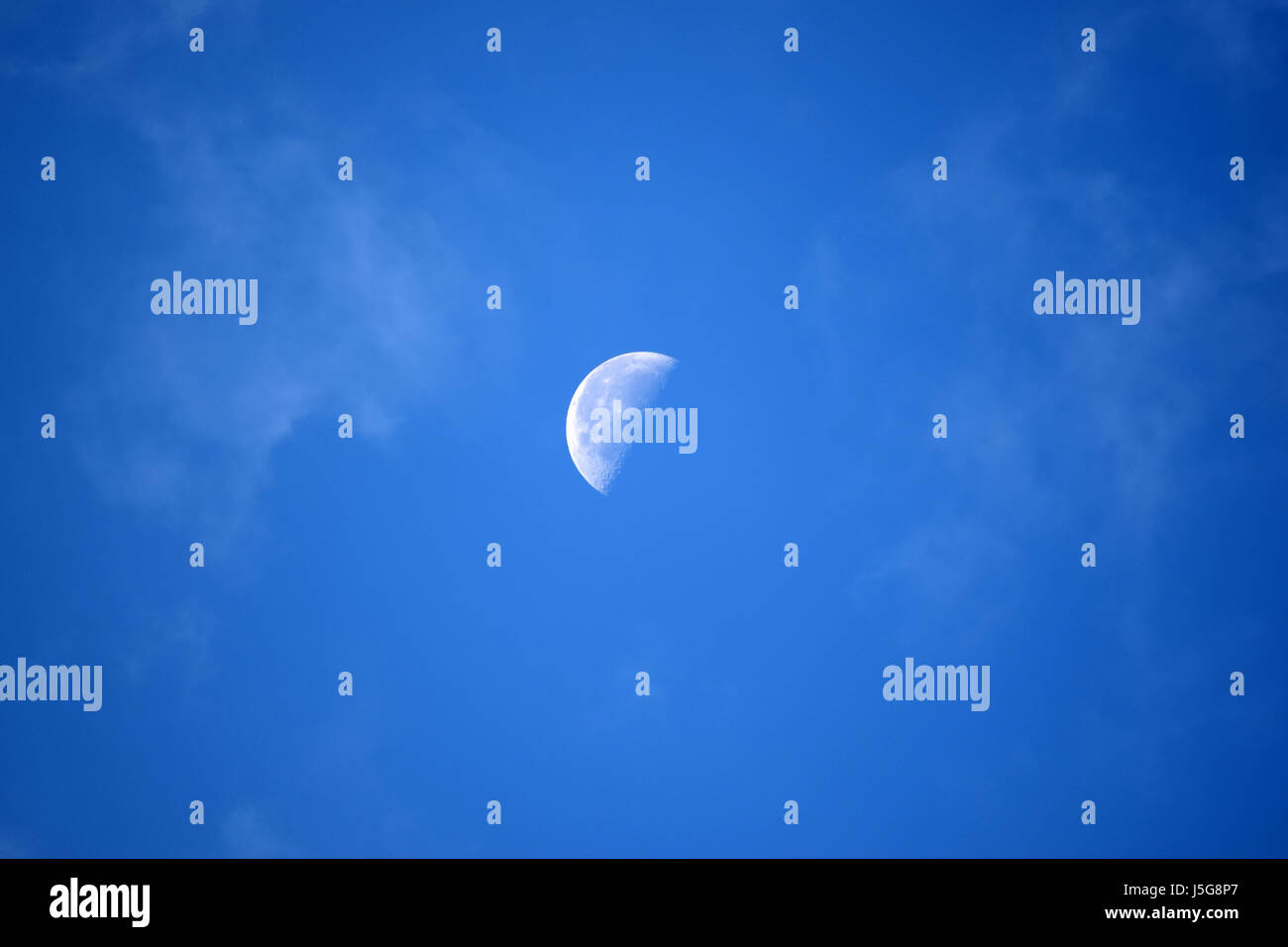 La luna nel cielo blu di giorno Foto Stock