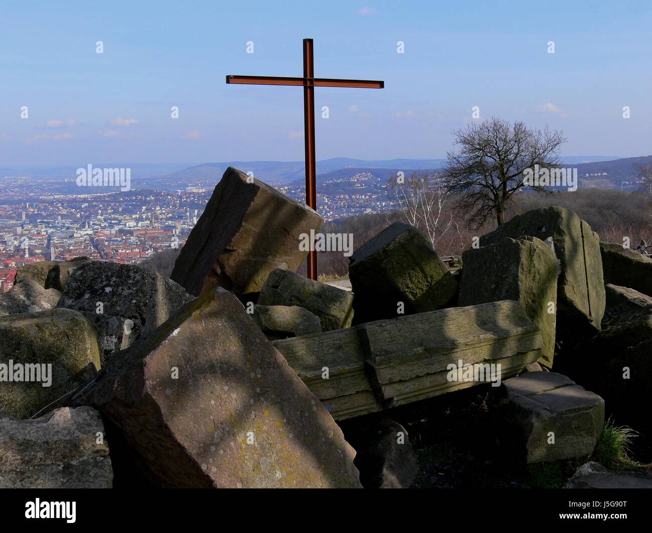 Monumento memorial cross stuttgart guerra mondiale detriti bombe di attacco secondo Foto Stock