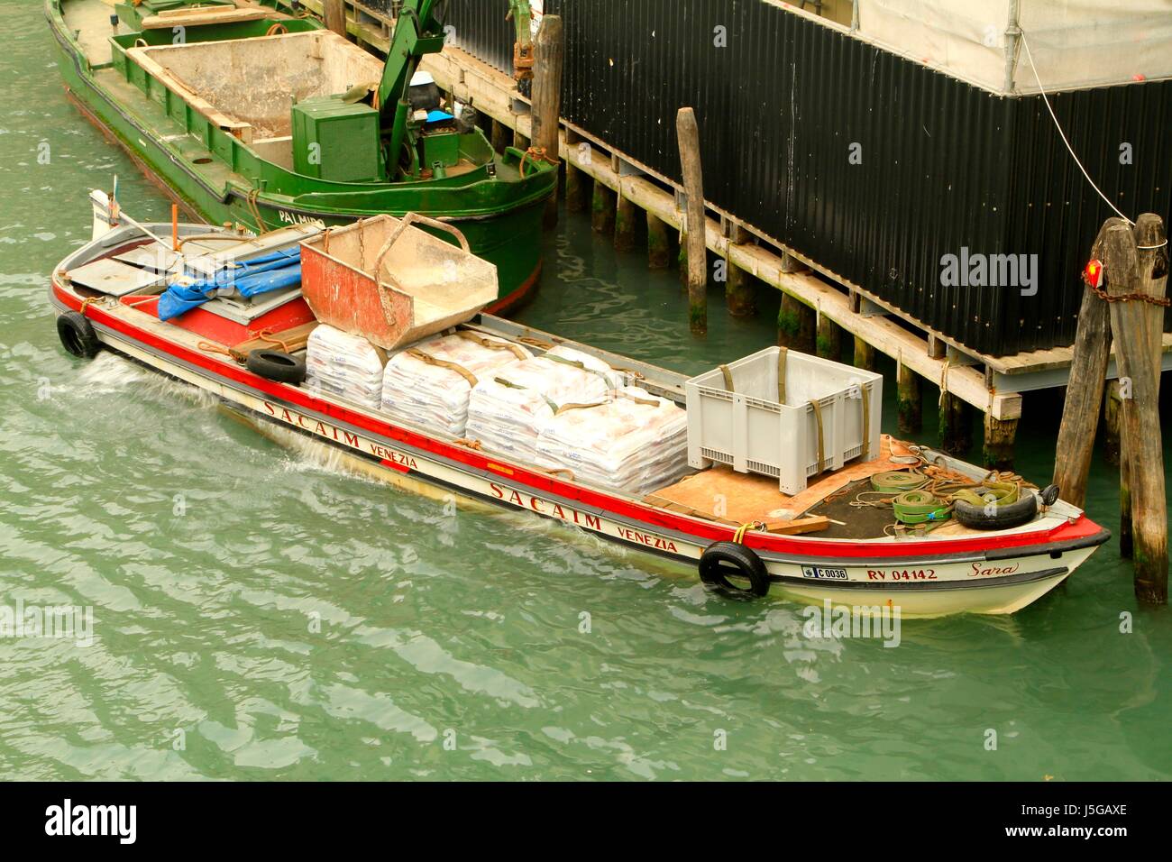 Barca sul Grand Canal, Venezia, Italia Foto Stock