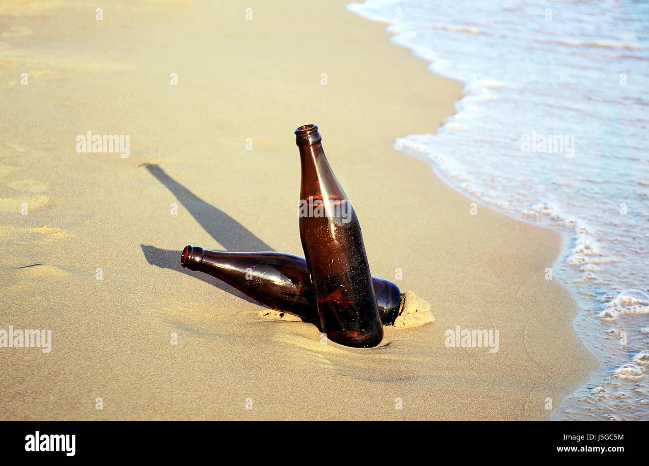 Beers sulla spiaggia - Icona di estate in Grecia Foto Stock