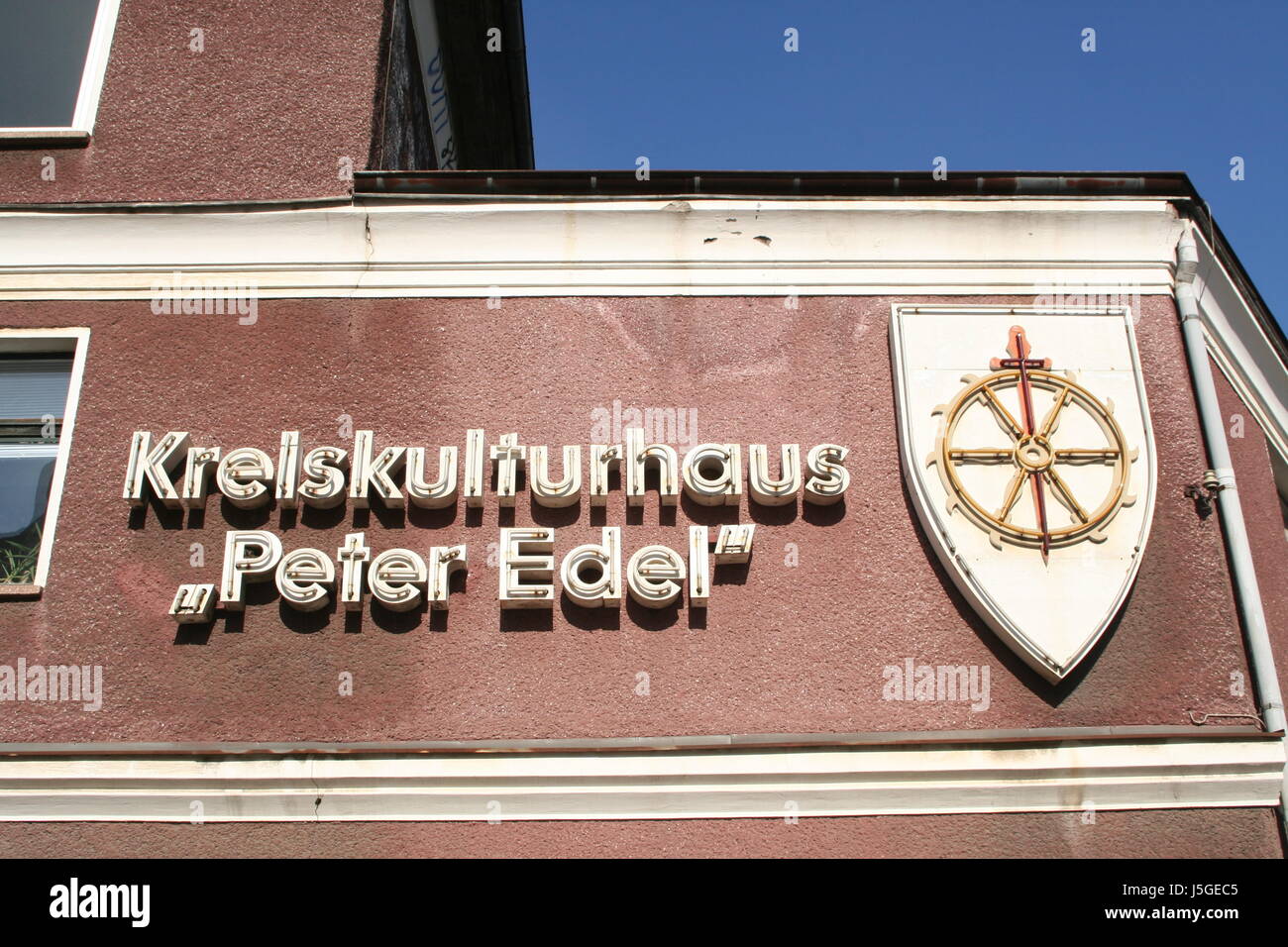 Storica facciata di Berlino est vecchia RDT kulturhaus kreiskulturhaus ostberlin Foto Stock