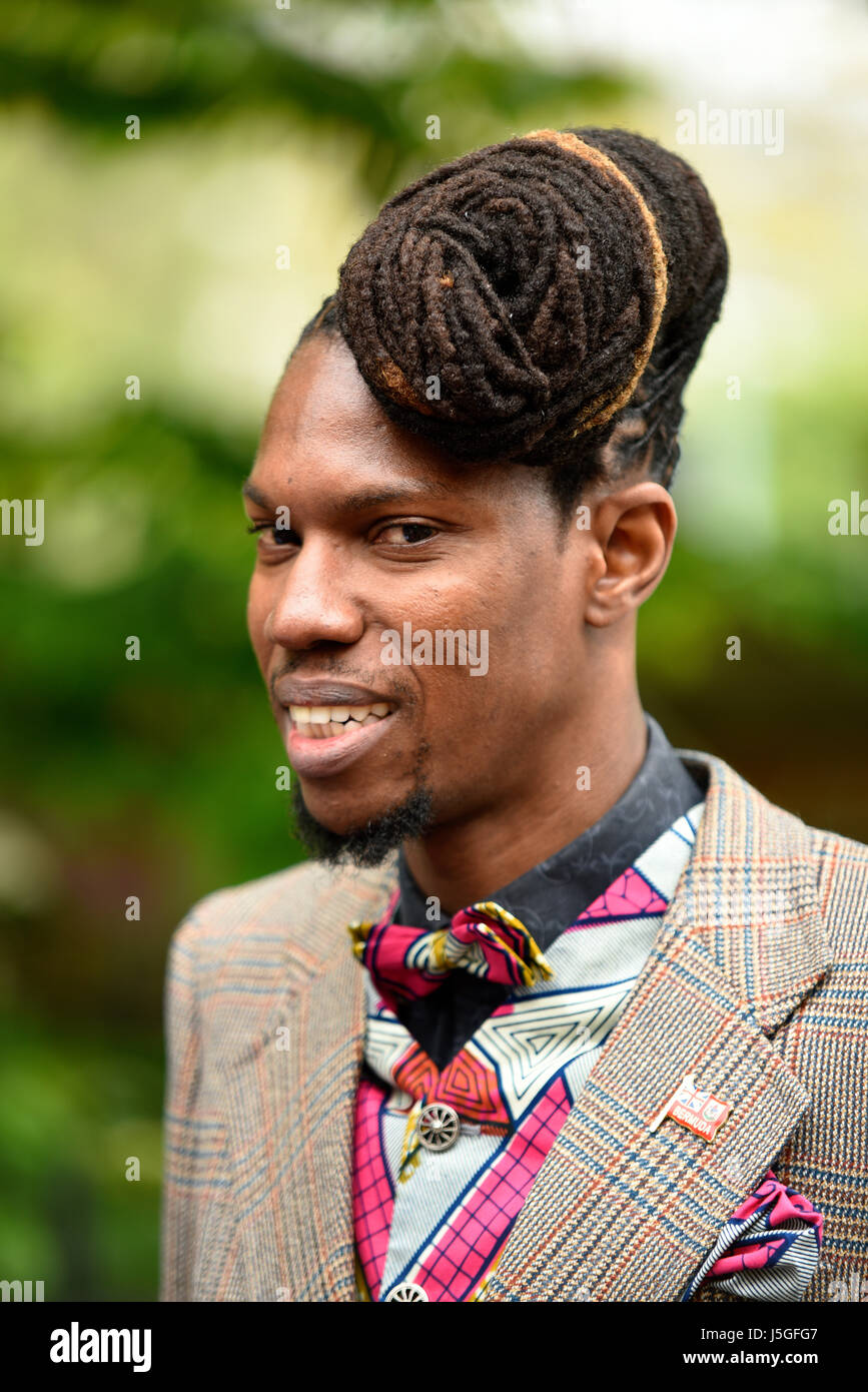 Un gentiluomo dai colori vivaci in abbigliamento vintage che si prepara a partecipare alla Tweed Run Foto Stock