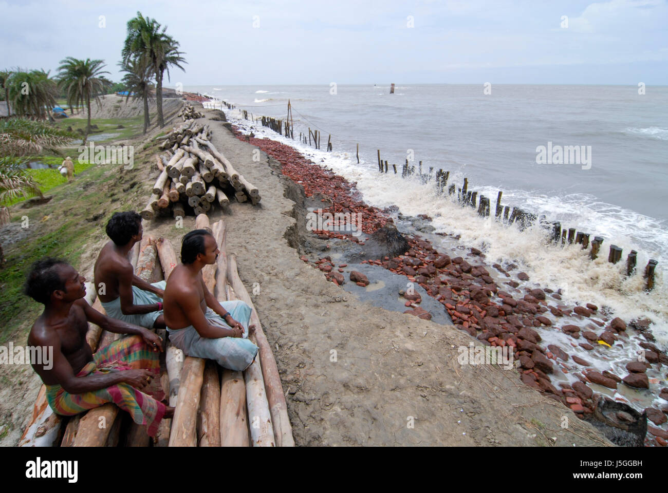 INDIA, West Bengal, il gange river delta Sundarbans , Sagar Island , diga rotto a causa di erosione del mare e di innalzamento del livello del mare / INDIEN Westbengalen, Gangesdelta Sunderbans , Sagar Island , vom Meer zerstoerter Deich Foto Stock