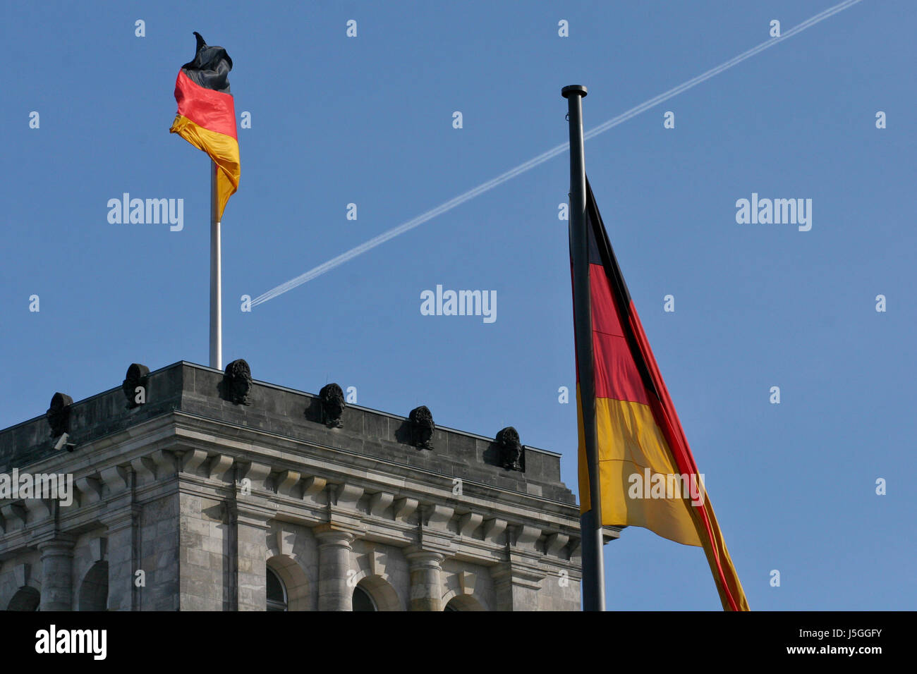 Berlino Germania Repubblica federale tedesca capitale europeo bandiera facciata di stile Foto Stock