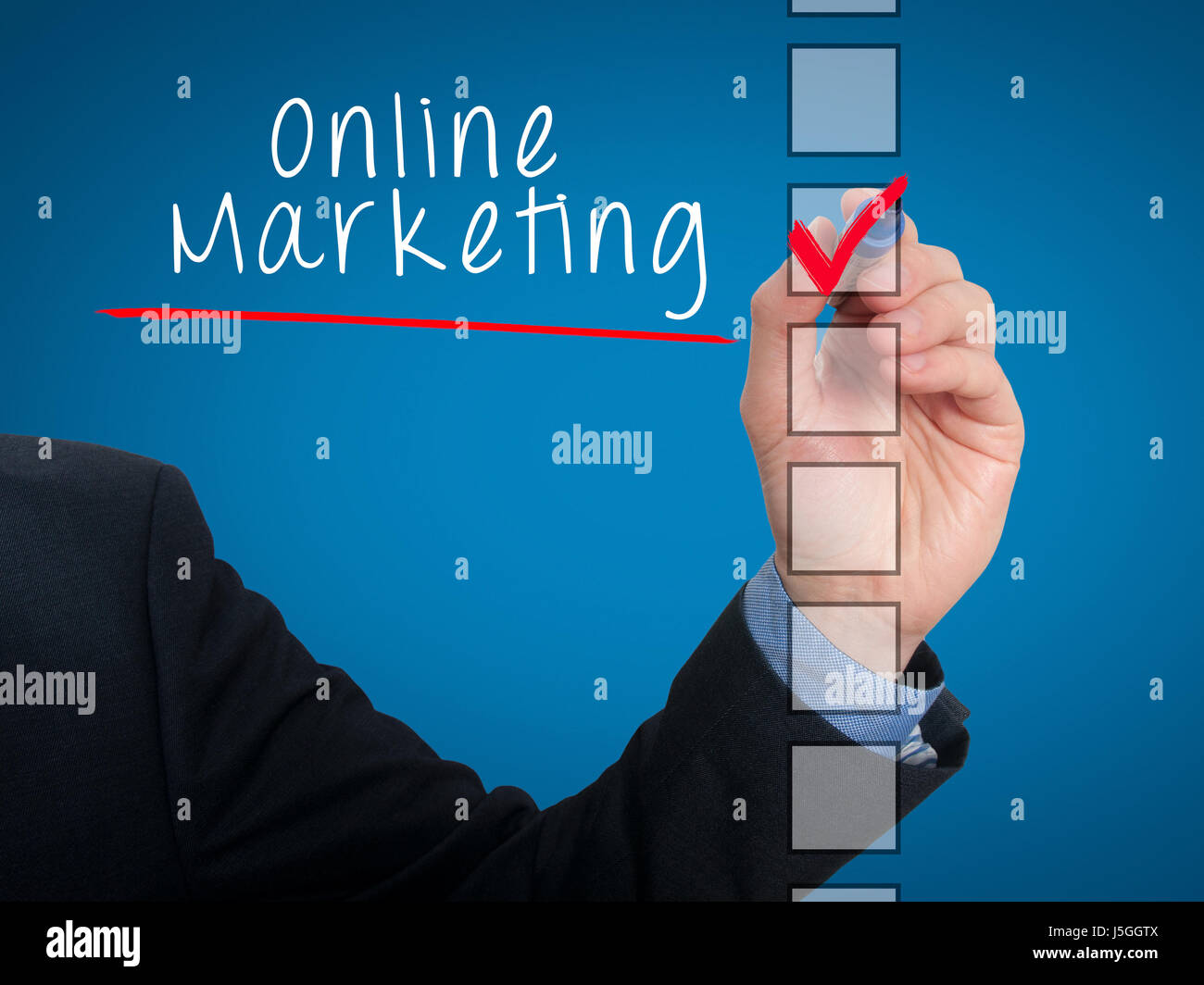 Imprenditore la scrittura a mano di marketing online e verificare elenco attività. Isolato su sfondo blu. Stock Photo Foto Stock