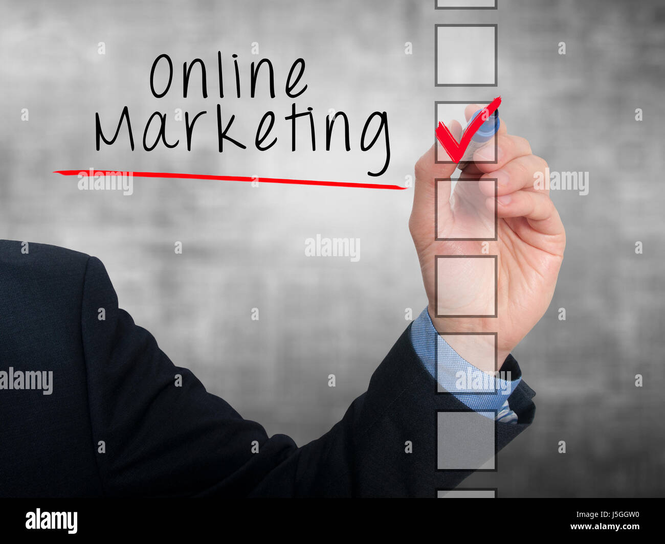 Imprenditore la scrittura a mano di marketing online e verificare elenco attività. Isolato su sfondo grigio. Stock Photo Foto Stock