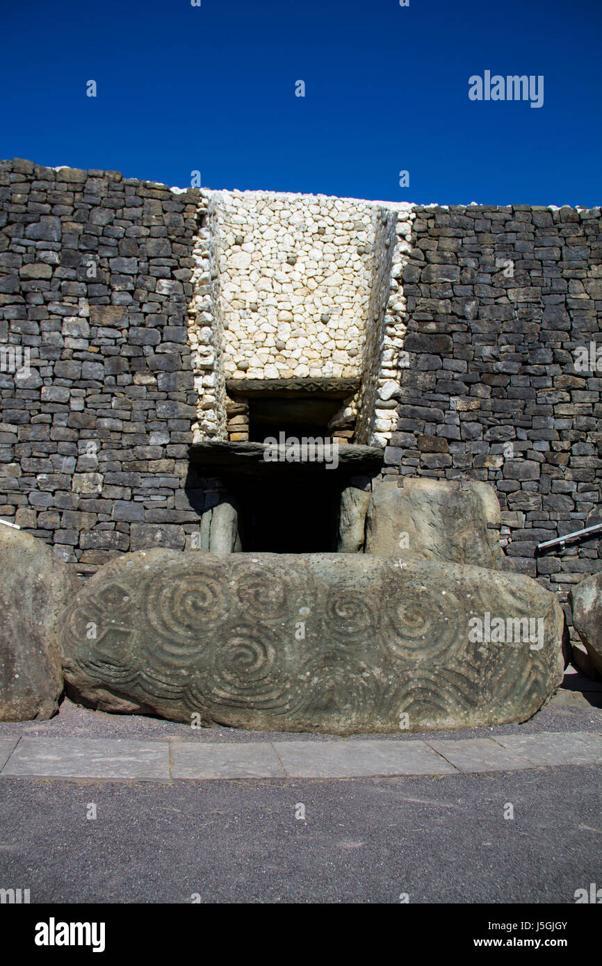 Newgrange è un 5.200 anni tomba di passaggio situato nella valle del fiume Boyne in Irlanda l'antico Oriente. Foto Stock