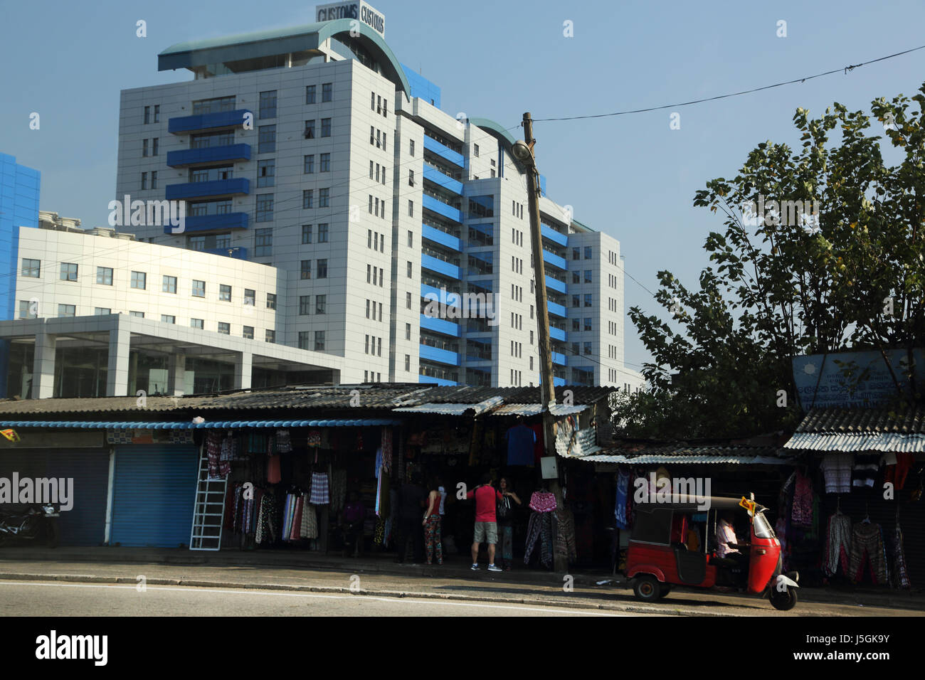 Il Pettah Colombo Sri Lanka strada principale edificio doganale e vestiti in stallo Foto Stock