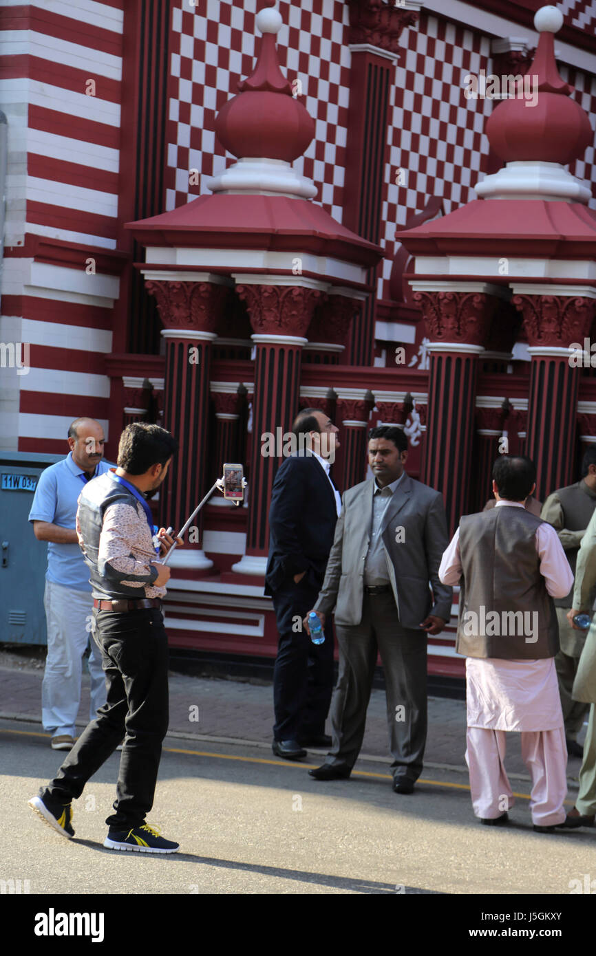 Jami-ul-alfar moschea pettah colombo sri lanka turisti islamica scattare fotografie con il loro smart phone Foto Stock