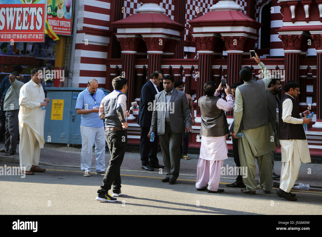 Jami-ul-alfar moschea pettah colombo sri lanka turisti islamica scattare fotografie con il loro smart phone Foto Stock