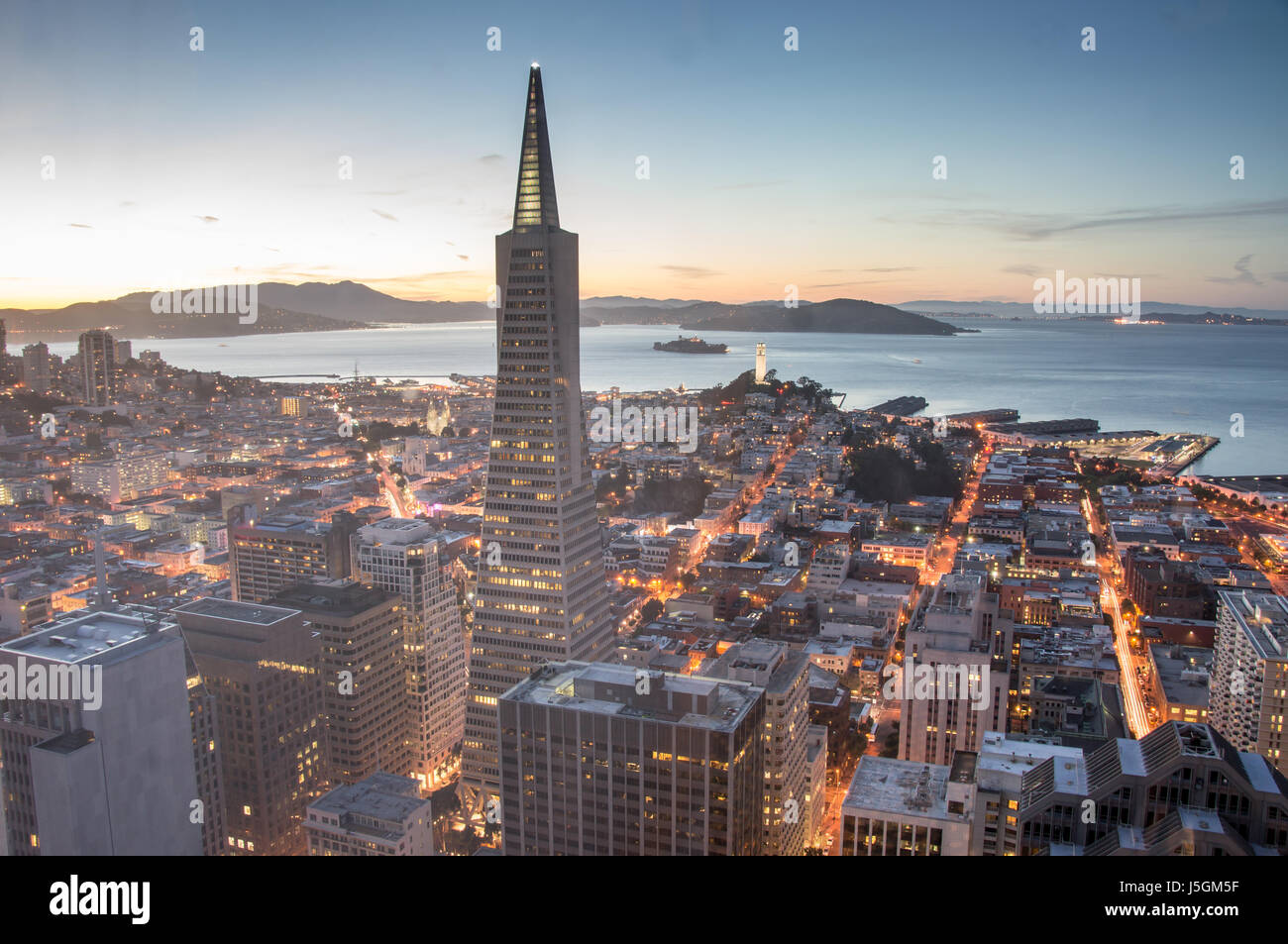 Dal Quartiere Finanziario di San Francisco e la baia, crepuscolo Foto Stock