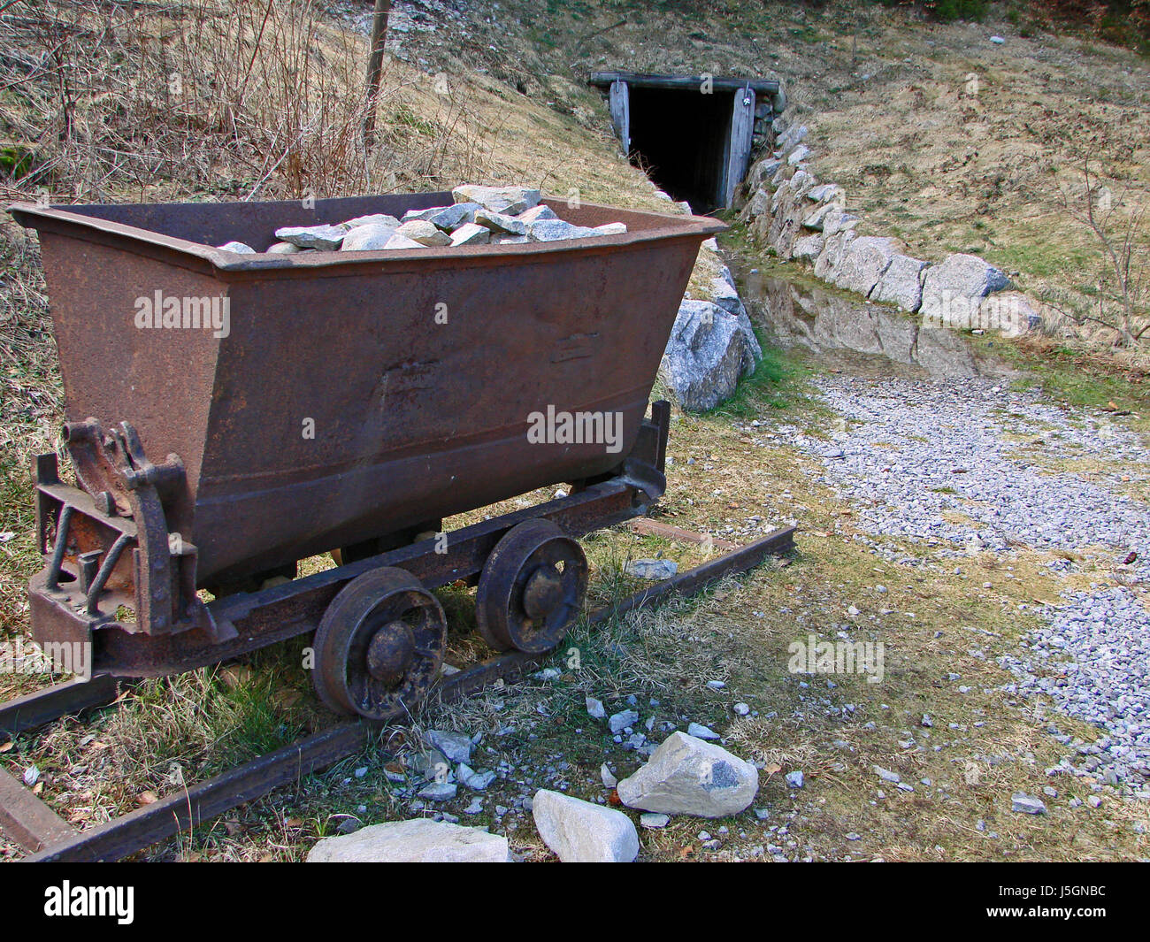 Storia passato tunnel miniere di superficie del minerale di ferro lo smantellamento di pit miniera adit railway Foto Stock