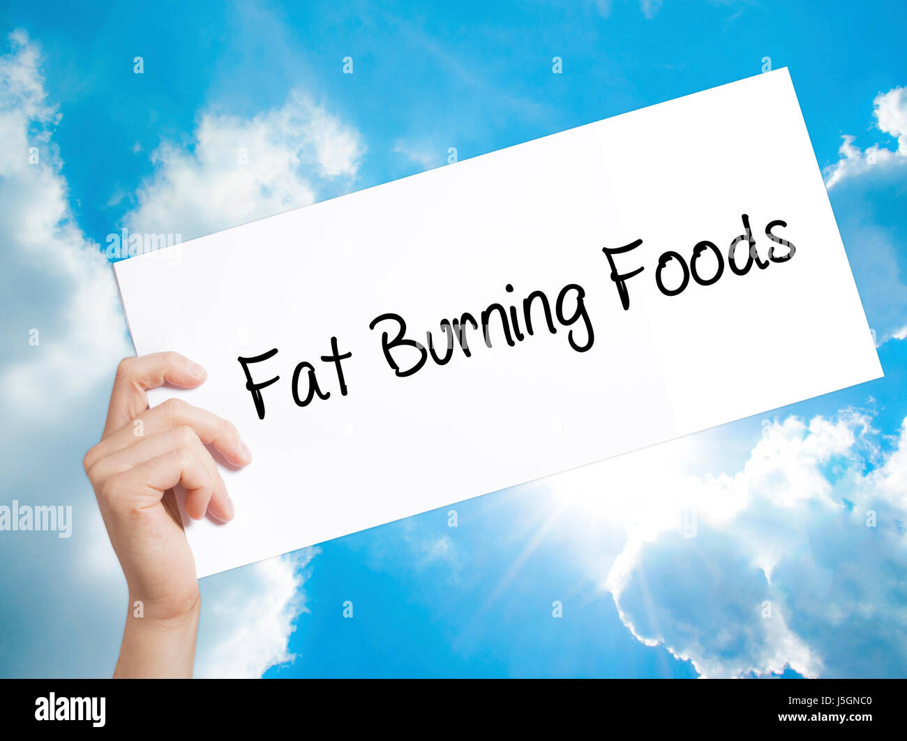 Fat Burning Foods segno su carta bianca. Man mano che tiene la carta con testo. Isolato su sfondo cielo. Il concetto di business. Stock Photo Foto Stock
