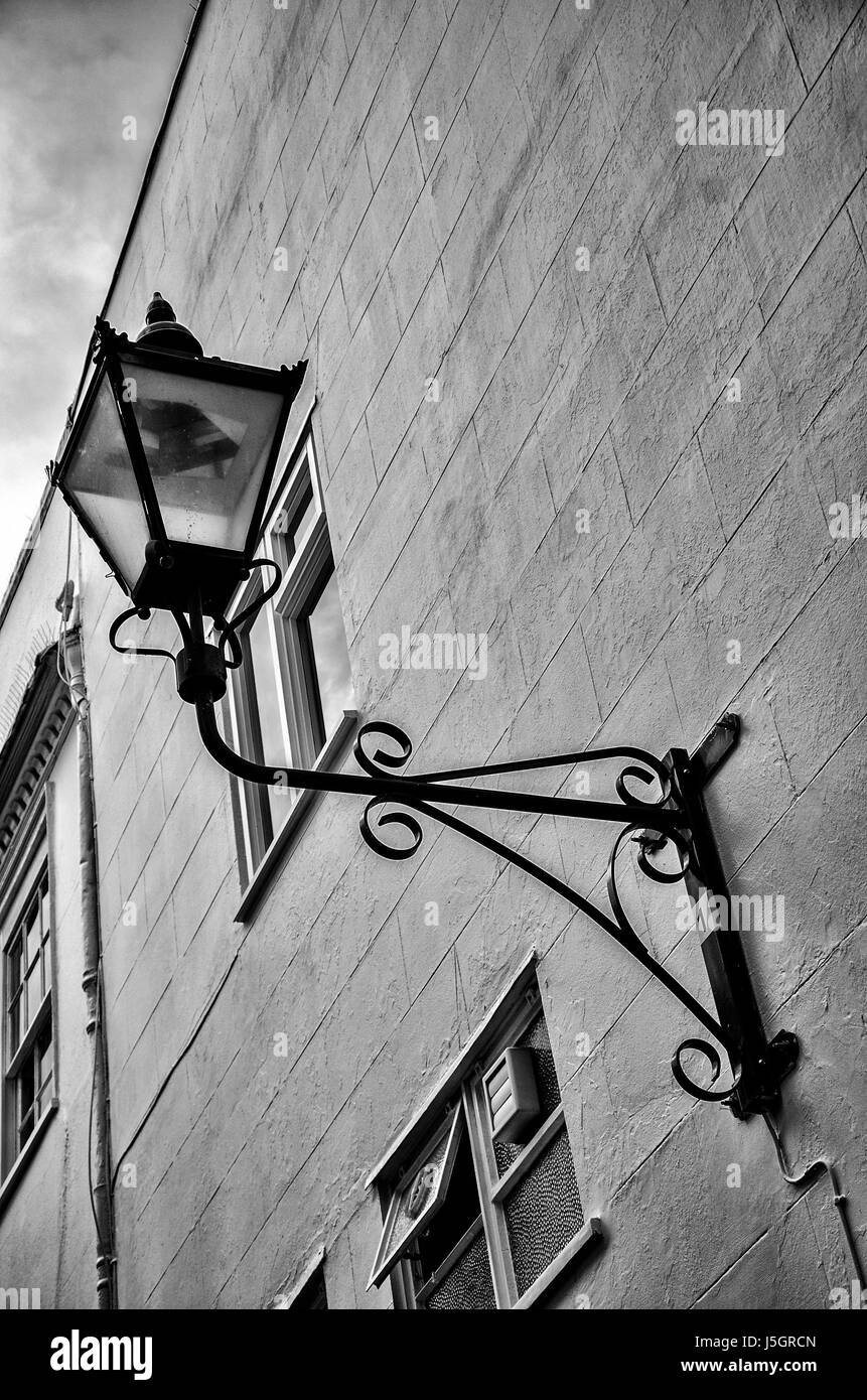 Un ornato via lampada fissato ad una parete. Foto Stock