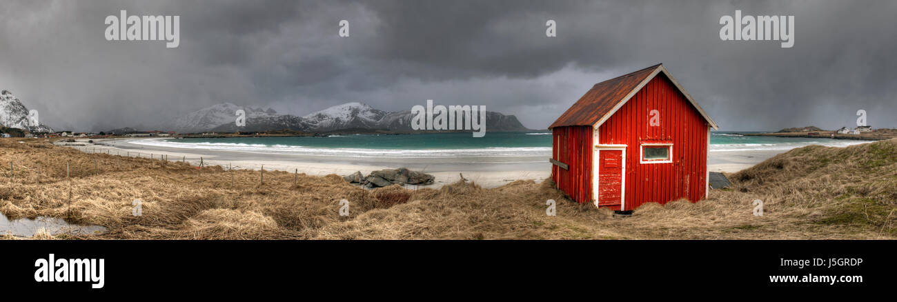 Capanna di rosso su una spiaggia tempestosa Foto Stock