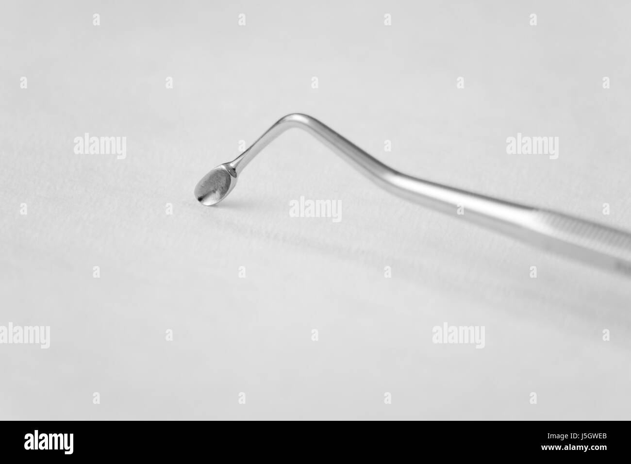 La macro utensile di close-up di ammissione macro vista ravvicinata del dentista sterile in metallo Foto Stock