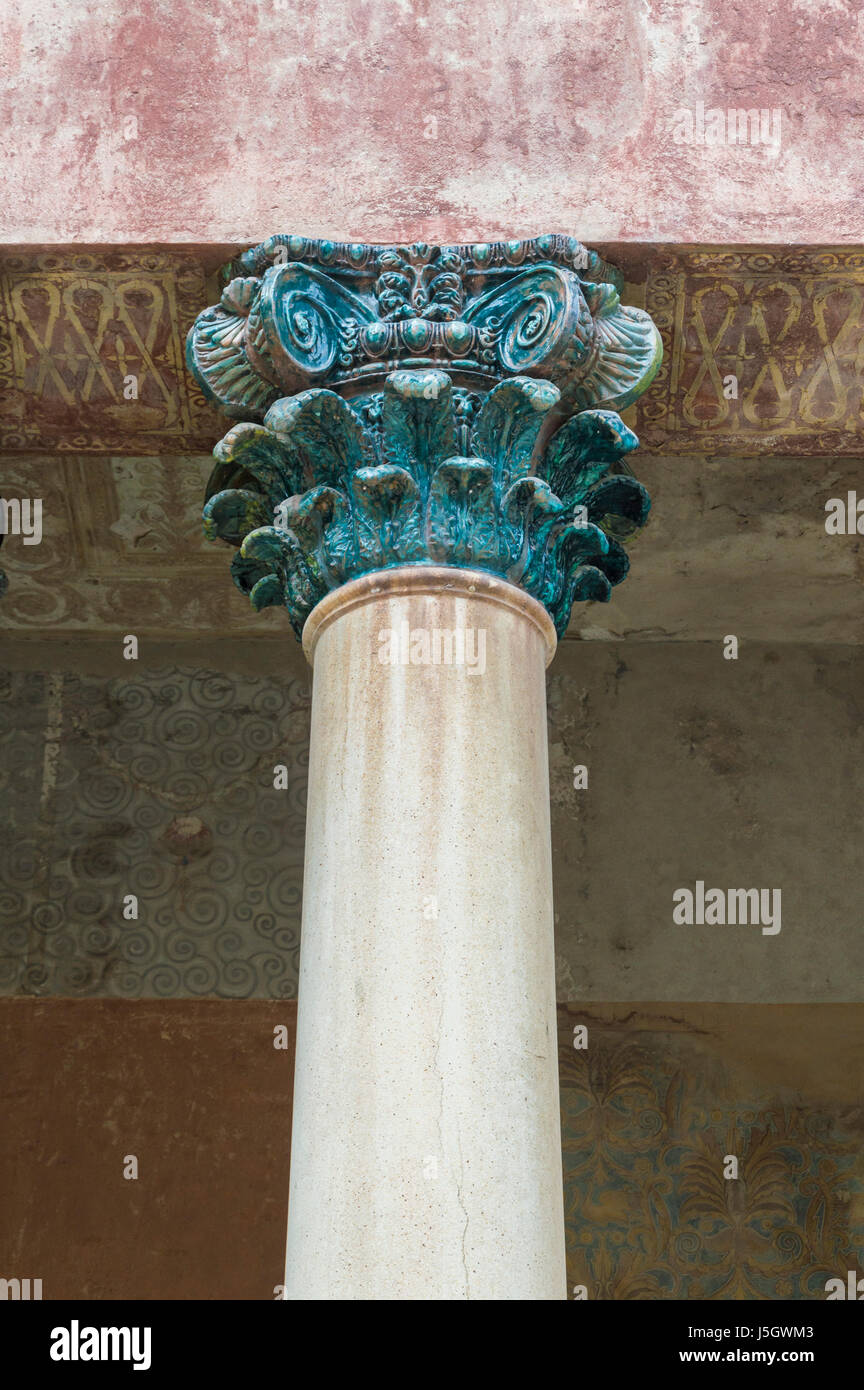Dettaglio di un antica colonna con capitale, architettura romana Foto Stock
