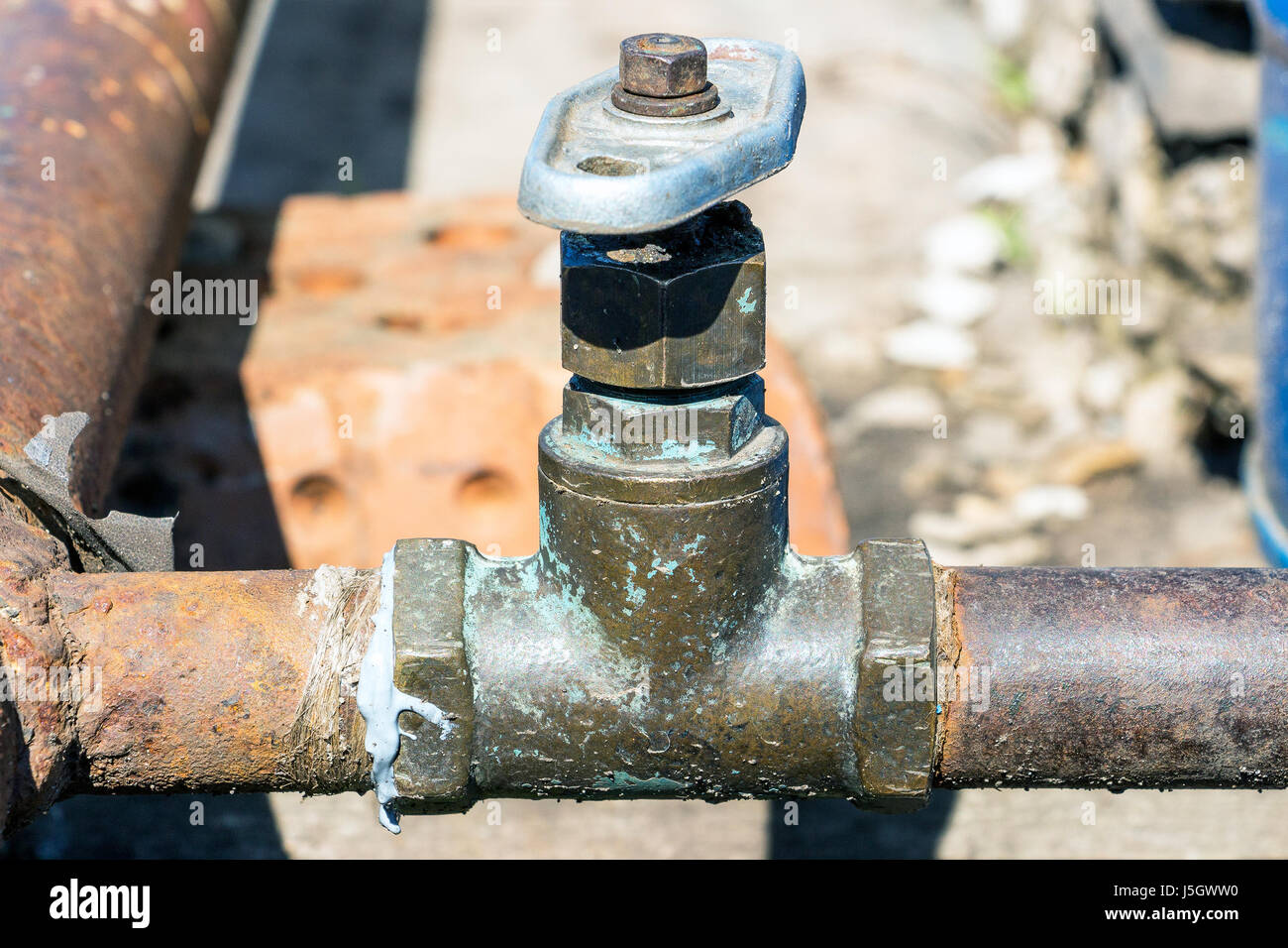 Il vecchio rubinetto di acqua su un tubo arrugginito Foto Stock