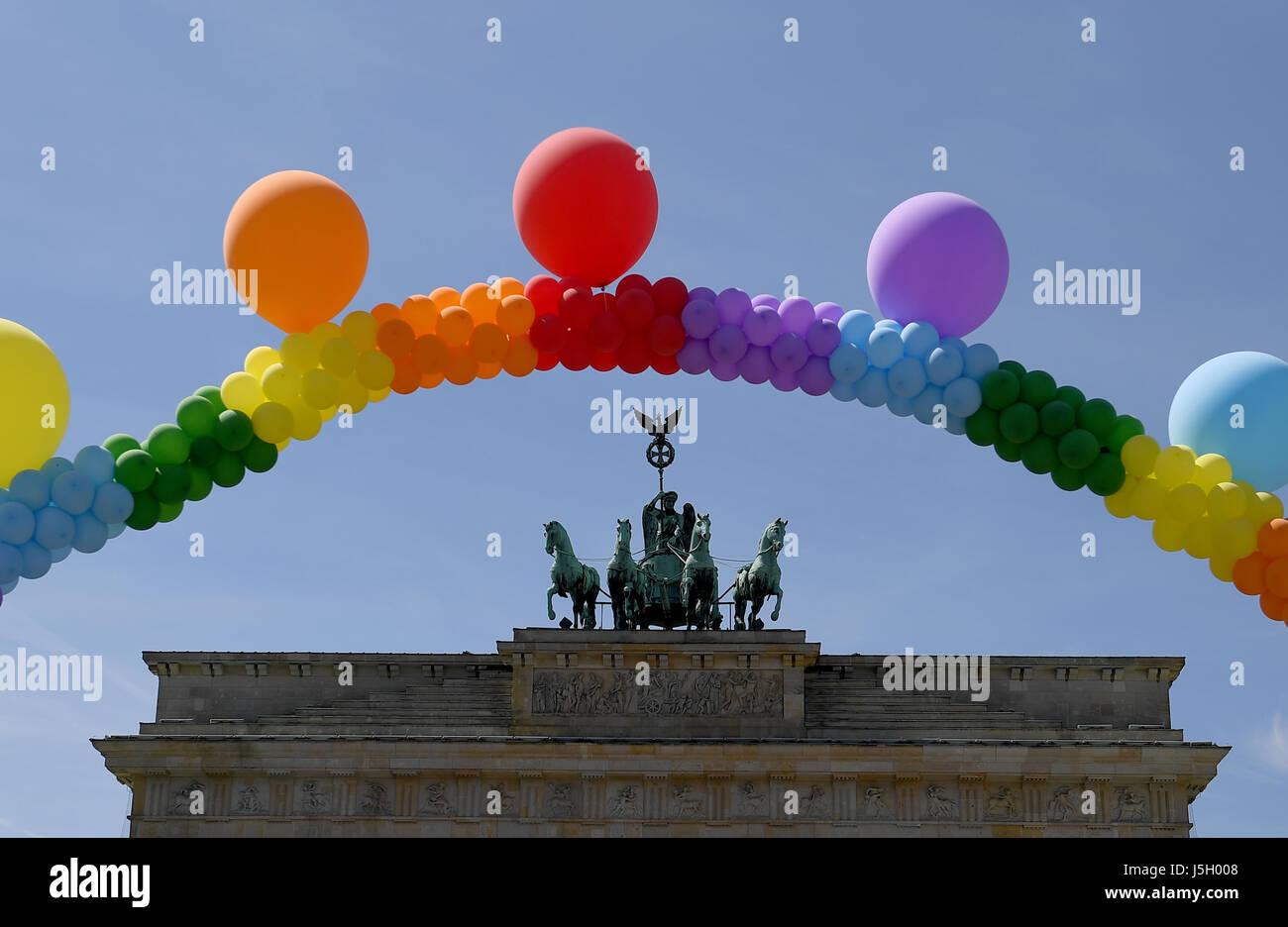 Berlino, Germania. Il 17 maggio 2017. Un arcobaleno di palloncini è tenuto aloft davanti alla Porta di Brandeburgo durante il rally per la Giornata Internazionale contro l'Omofobia Transphobia e Biphobia a Berlino, Germania, 17 maggio 2017. Foto: Britta Pedersen/dpa-Zentralbild/ZB/dpa/Alamy Live News Foto Stock