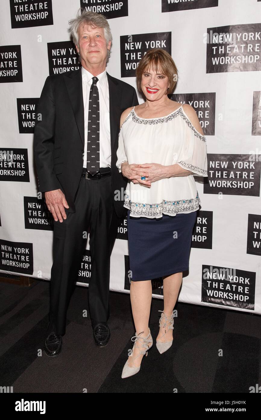 New York, NY, STATI UNITI D'AMERICA. 15 Maggio, 2017. Matthew Johnston, Patti LuPone presso gli arrivi per New York Theatre Workshop's 2017 Spring Gala, la sala da ballo di Edison, New York, NY Maggio 15, 2017. Credito: Jason Smith/Everett raccolta/Alamy Live News Foto Stock