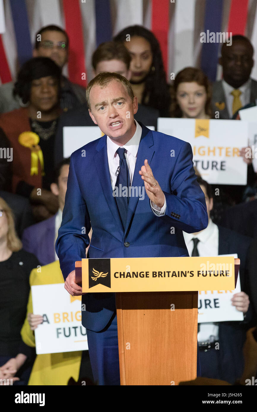 Londra, UK, 17 maggio 2017. Tim Farron, il gruppo del Partito europeo dei liberali democratici leader lancia il 2017 Gruppo del Partito europeo dei liberali democratici manifesto per le elezioni generali per la folla di tifosi al ovale nella zona est di Londra questa sera. Credito: Vickie Flores/Alamy Live News Foto Stock