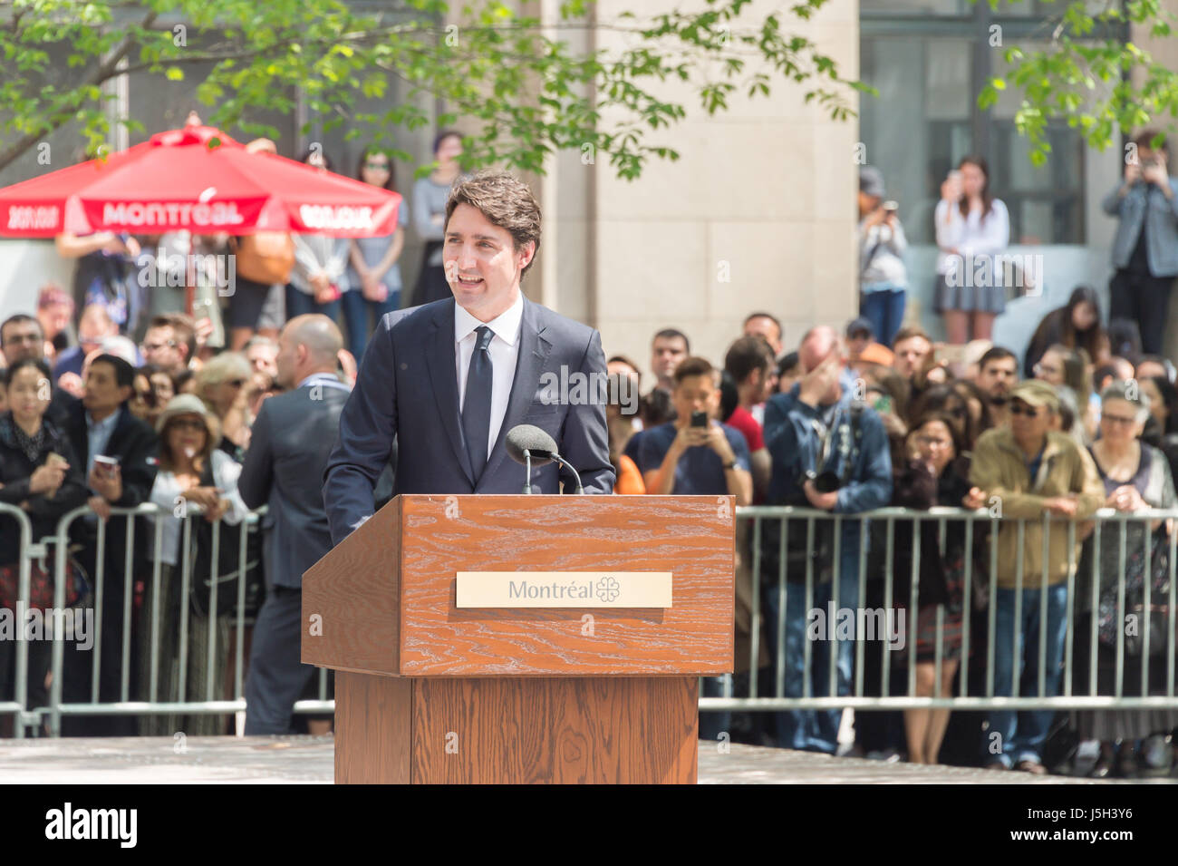 Montreal, Canada. Il 17 maggio 2017. Cerimonia in onore di fondatori di Montreal Sieur de Maisonneuve e Jeanne esportazioni a Place d'Armes - Canada PM Justin Trudeau Foto Stock