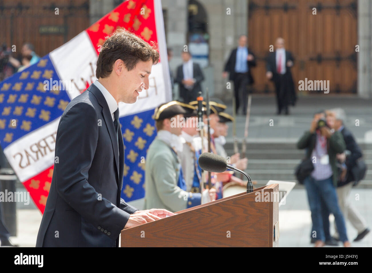 Montreal, Canada. Il 17 maggio 2017. Cerimonia in onore di fondatori di Montreal Sieur de Maisonneuve e Jeanne esportazioni a Place d'Armes - Canada PM Justin Trudeau Foto Stock