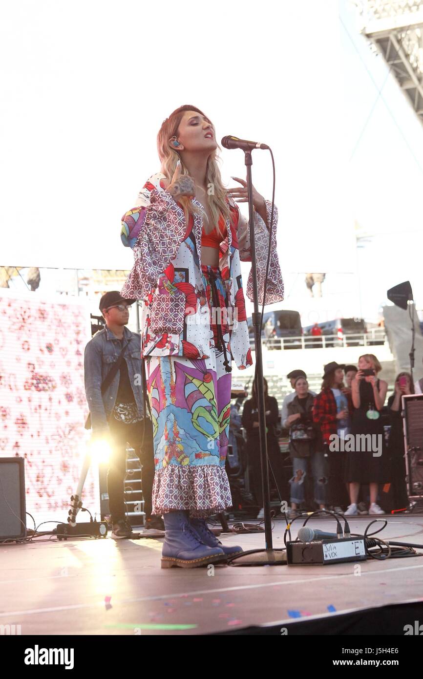 Julia Michaels sul palco per KIIS FM's Wango Tango - Concerto, Centro StubHub, Los Angeles, CA Maggio 13, 2017. Foto di: JA/Everett Collection Foto Stock