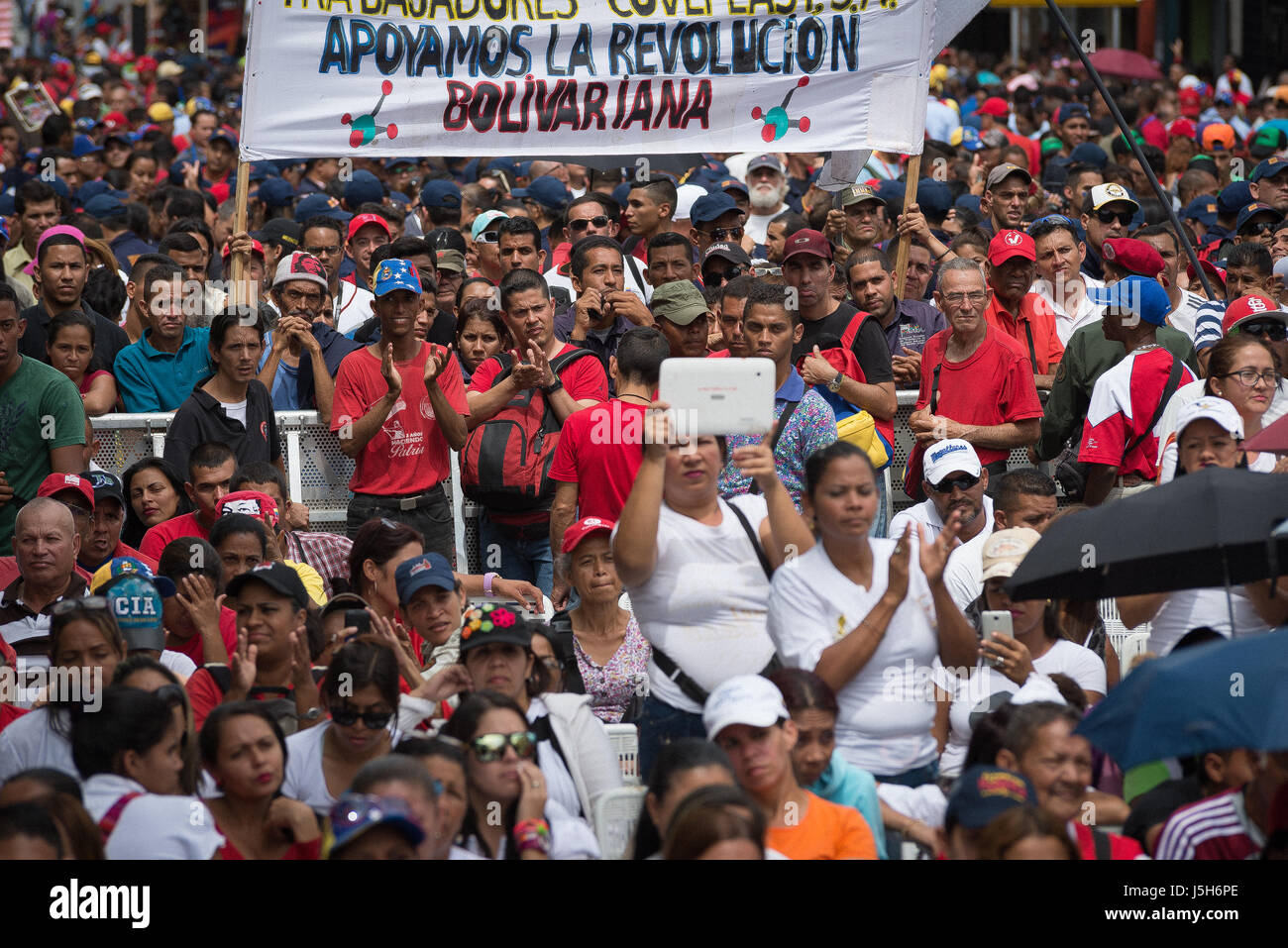 Caracas, Venezuela. Il 17 maggio 2017. Le persone partecipano in un atto a sostegno dell' Assemblea Nazionale Costituente convocata dal Presidente Nicolás Maduro. Credito: Marcos Salgado/Alamy Live News Foto Stock