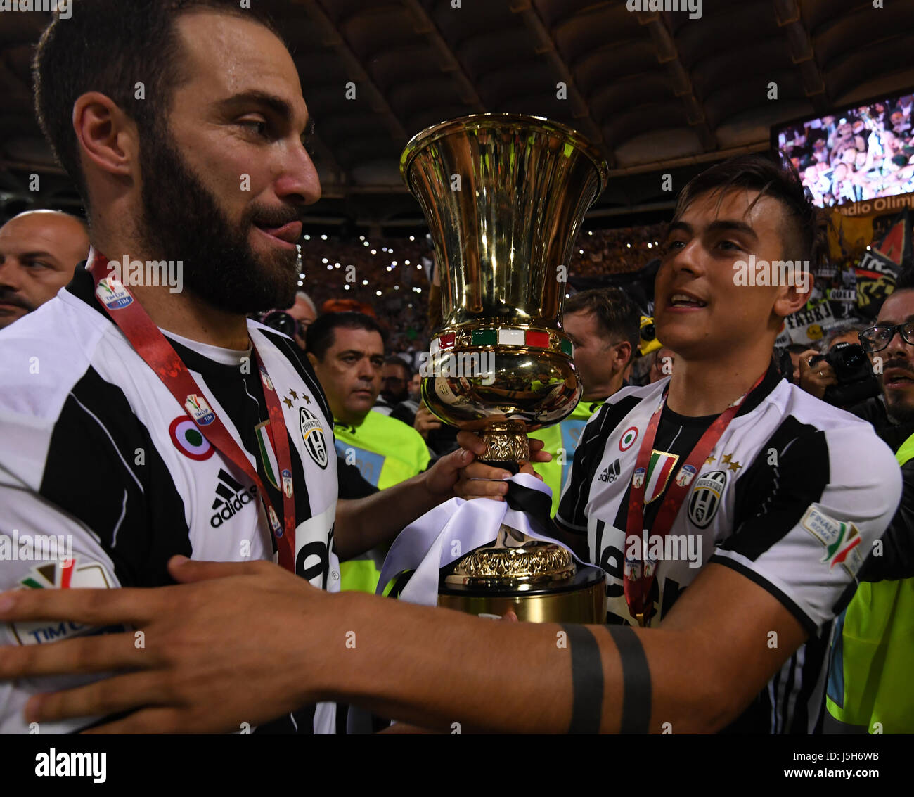 Roma, Italia. Il 17 maggio 2017. Gonzalo Higuain (L) e Paulo Dybala della  Juventus celebrare con il trofeo dopo aver vinto le finali della Coppa  Italia tra Juventus e Lazio in Italia