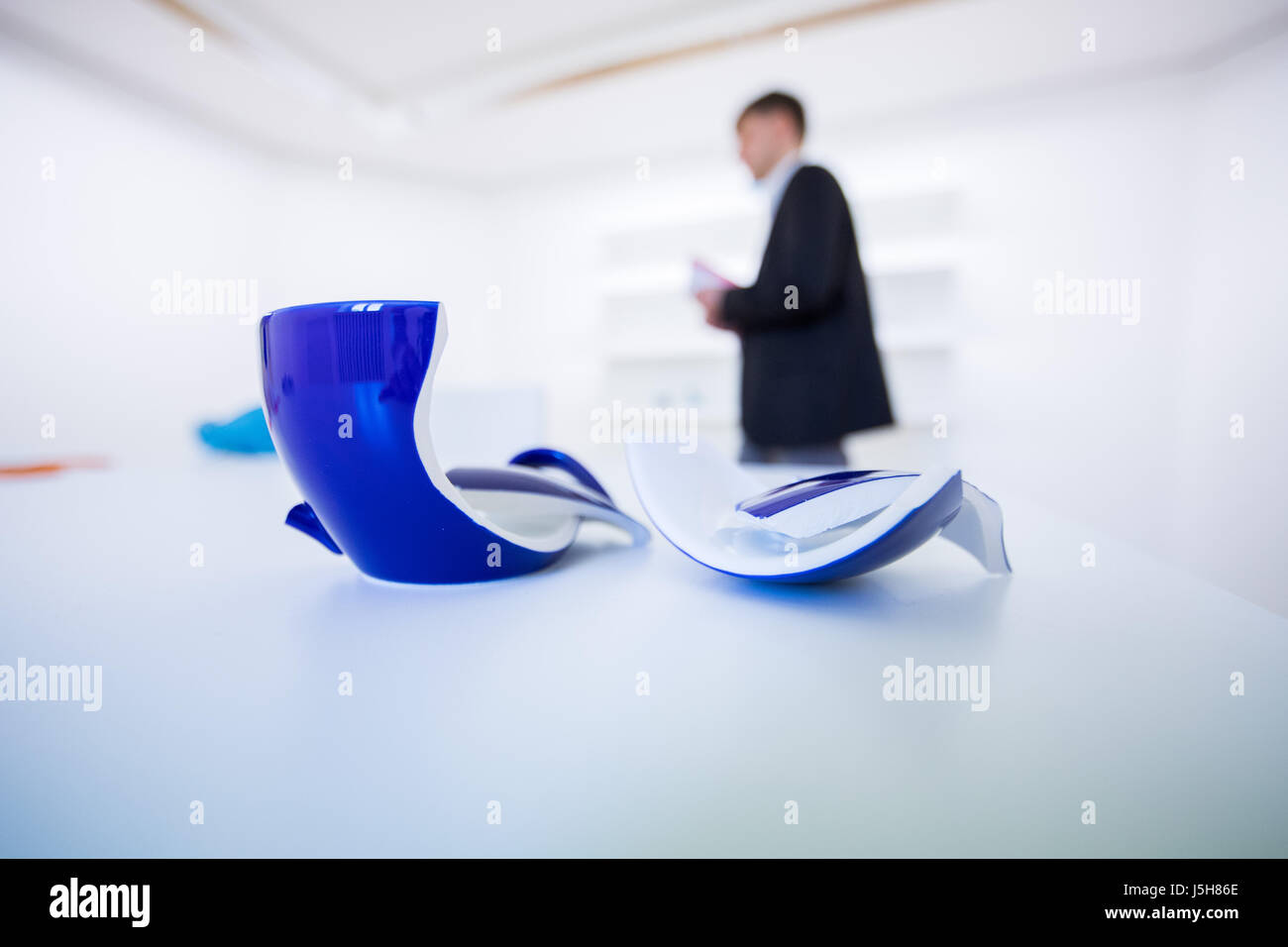 Leverkusen, Germania. Il 17 maggio 2017. Il pezzo "pezzo di estremità' (1966/2017) per artista Yoko Ono illustrata nel Museo Morsbroich a Leverkusen, Germania, 17 maggio 2017. La mostra ''Duet con l'artista" - La partecipazione come un principio artistico' può essere visto tra il 21 maggio e 03 settembre 2017. Foto: Rolf Vennenbernd/dpa/Alamy Live News Foto Stock