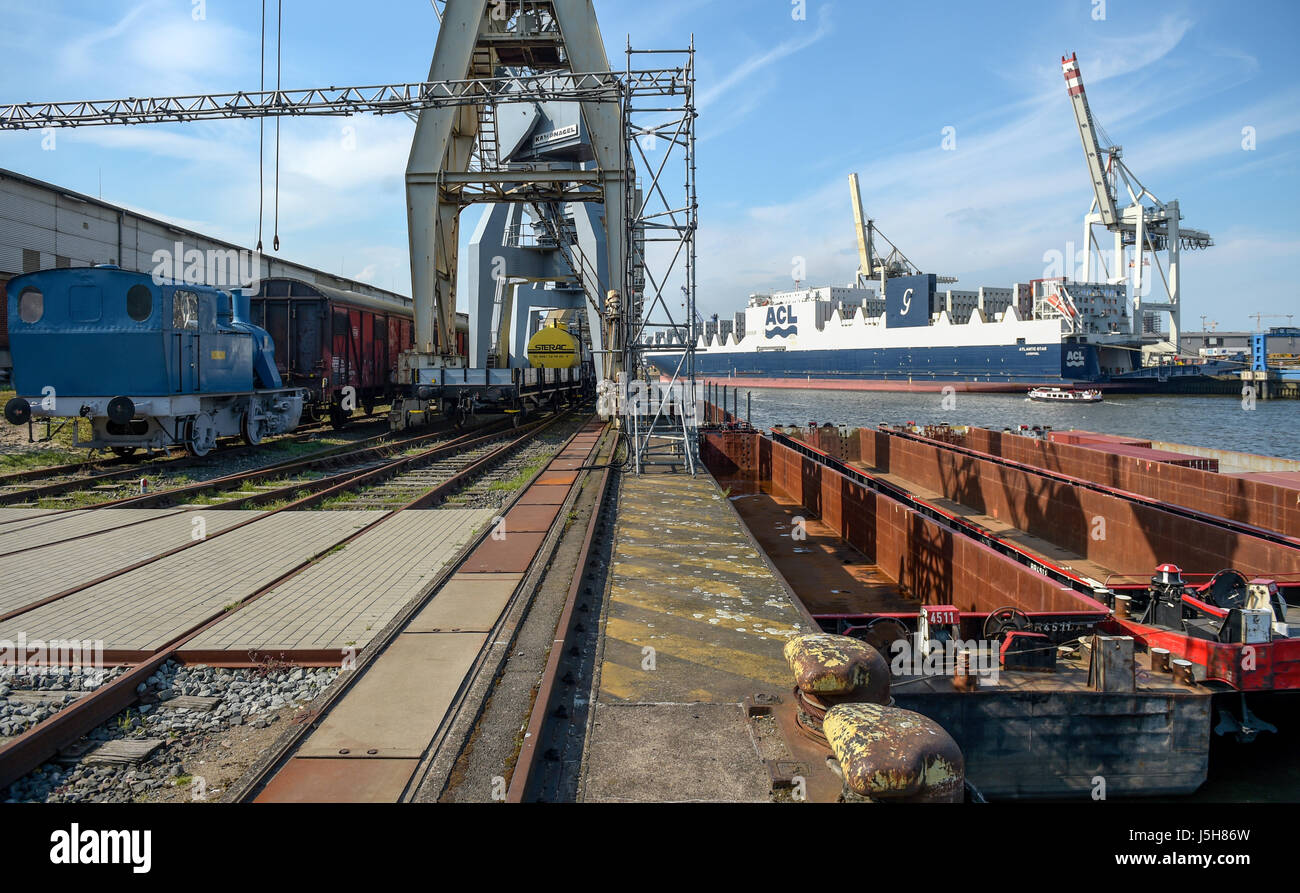 Immagine di un pontone galleggiante nel porto di Amburgo nel luogo dove un nuovo molo per le navi tradizionali viene ad essere costruito, prese ad Amburgo, Germania, 17 maggio 2017. La regione metropolitana di Hamburg, Amburgo è competente per gli affari economici, di trasporto e di innovazione nonché Stage Entertainment GmbH stanno rendendo il molo possibile attraverso donazioni. Foto: Axel Heimken/dpa Foto Stock