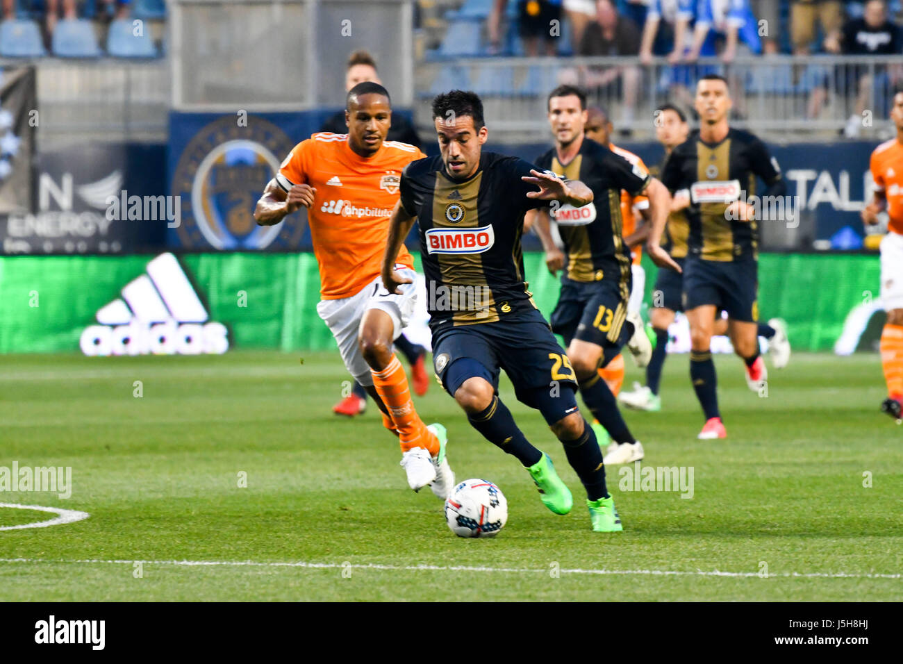 Chester, Pennsylvania, USA. Il 17 maggio 2017. Houston Dynamo di RICARDO CLARK, (13) in azione contro l'Unione IISINHO, (25) durante la partita a Talen Energy Stadium di Chester Pa Credito: Ricky Fitchett/ZUMA filo/Alamy Live News Foto Stock