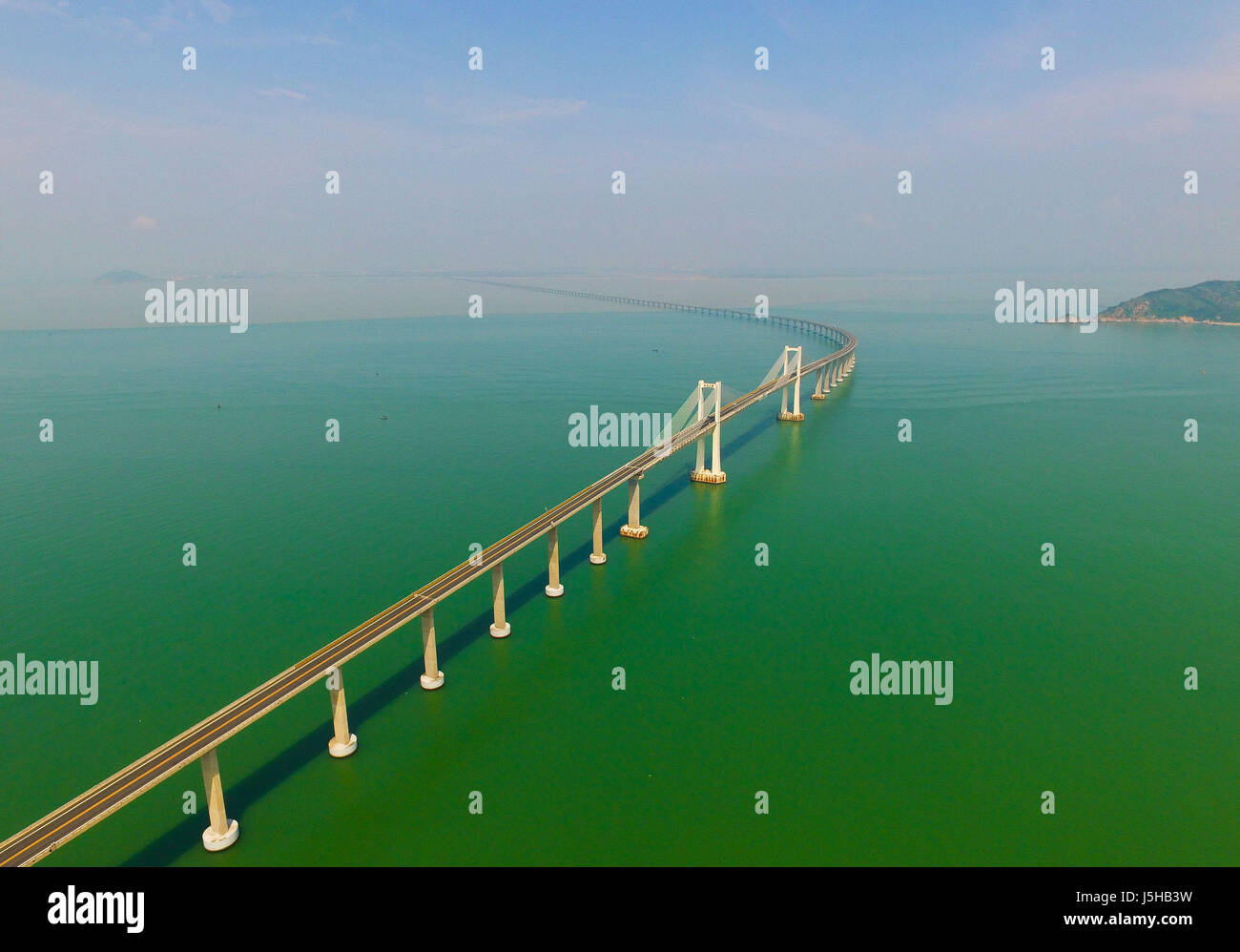 (170518) -- SHANTOU, 18 maggio 2017 (Xinhua) -- Foto scattata il 17 maggio 2017 Mostra Nan'ao cross-ponte del mare in Shantou City, a sud della Cina di Provincia di Guangdong. L'11.08-km ponte collega l'isola della contea di Nan'ao con la parte continentale di Shantou.(Xinhua/Xu Jinpeng) (Ry) Foto Stock