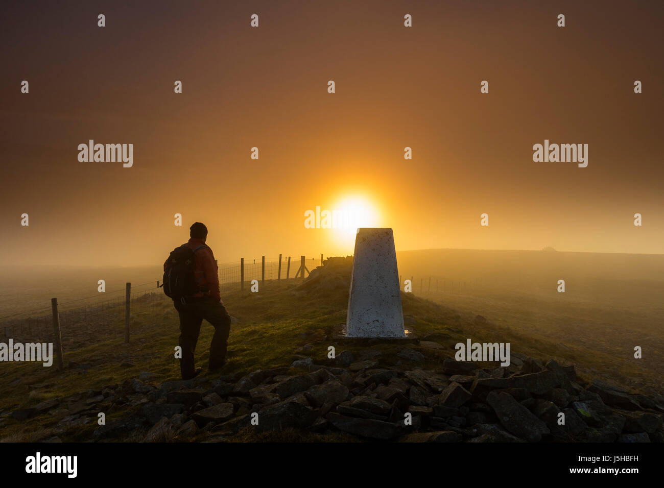 Grande Stony Hill, Teesdale, County Durham Regno Unito. Il 18 maggio 2017. Regno Unito Meteo. Questa collina Walker è stato fino all'inizio di godere di una spettacolare alba come nebbia roteato intorno al vertice di grande Stony Hill nel North Pennines questa mattina. Credito: David Forster/Alamy Live News Foto Stock